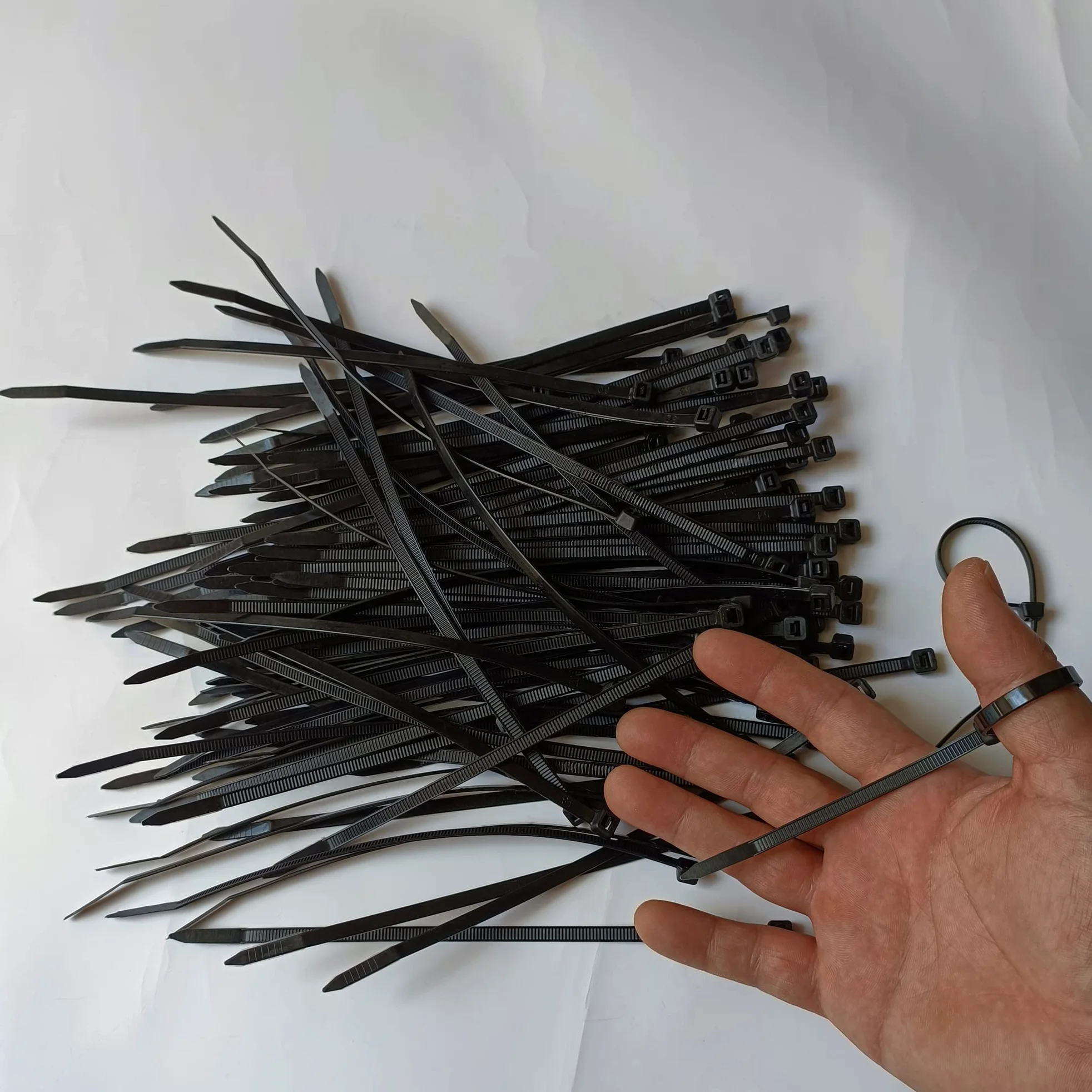 500 szt. 8-calowych opasek kablowych z zamkiem błyskawicznym, wytrzymałe plastikowe opaski druciane premium o wytrzymałości na rozciąganie 18 kg, odporne na promieniowanie UV, samoblokujące czarne nylonowe paski mocujące (4 x 200 mm, 8 cali)