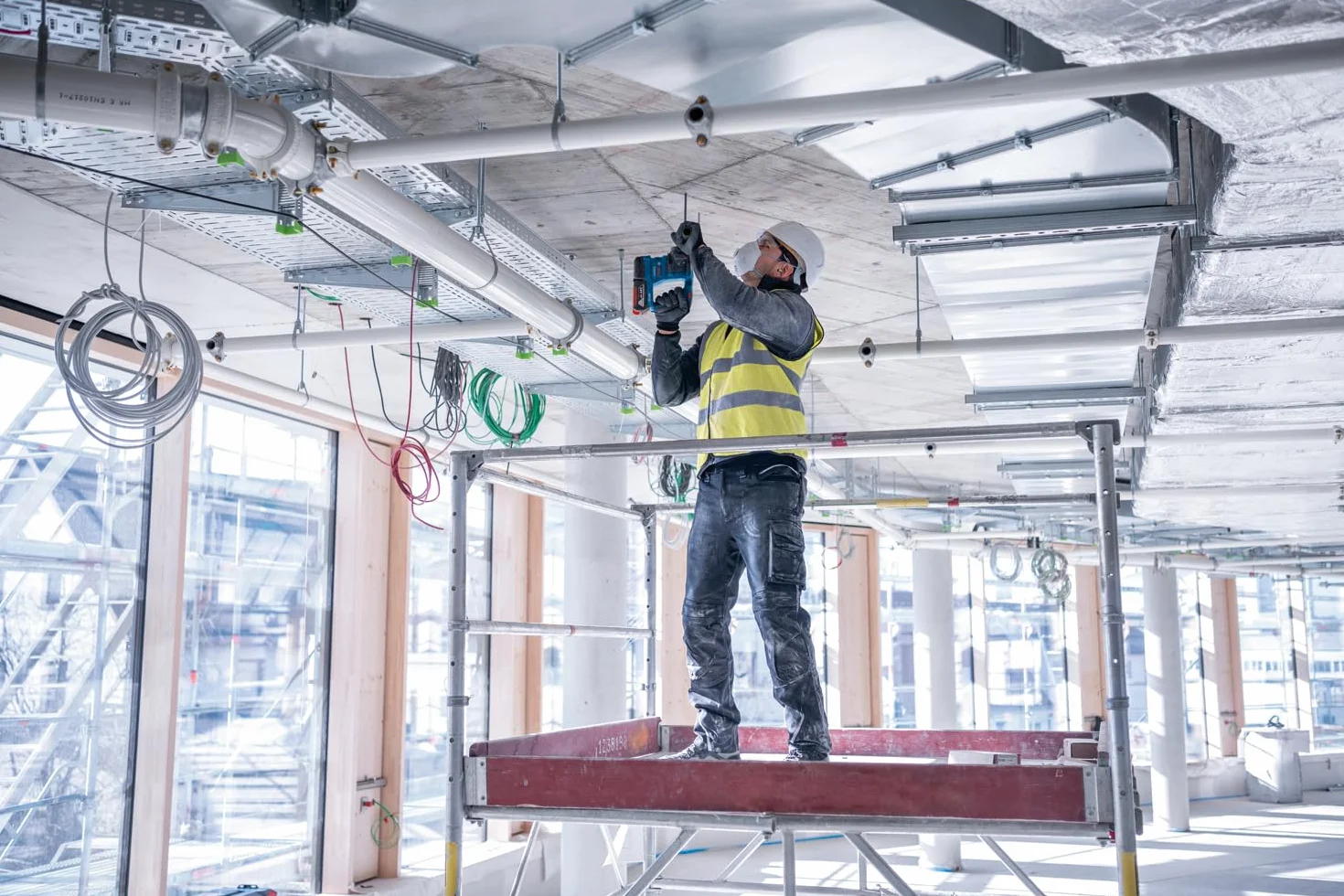 Bosch Professional system 18V: akumulatorowy młot udarowo-obrotowy GBH 18V-22 (SDS plus, idealny do wiercenia otworów o średnicy 6–10 mm, KickBack Control i Vibration Control)