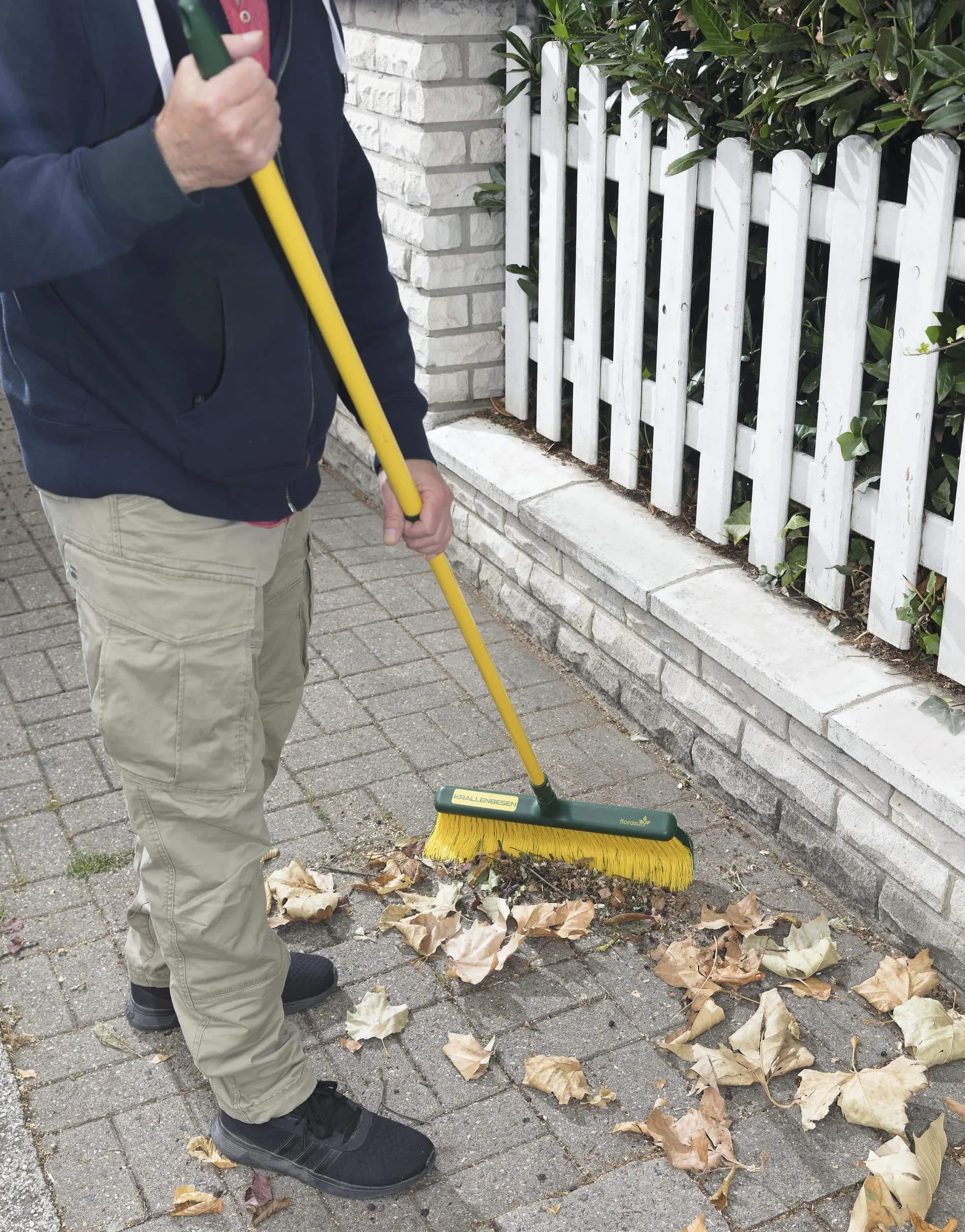 Miotła z teleskopowym trzonkiem, szerokość 40 cm, długość po rozłożeniu 1,4 m, długa miotła z zakrzywionym włosiem, regulowana szczotka do użytku na zewnątrz