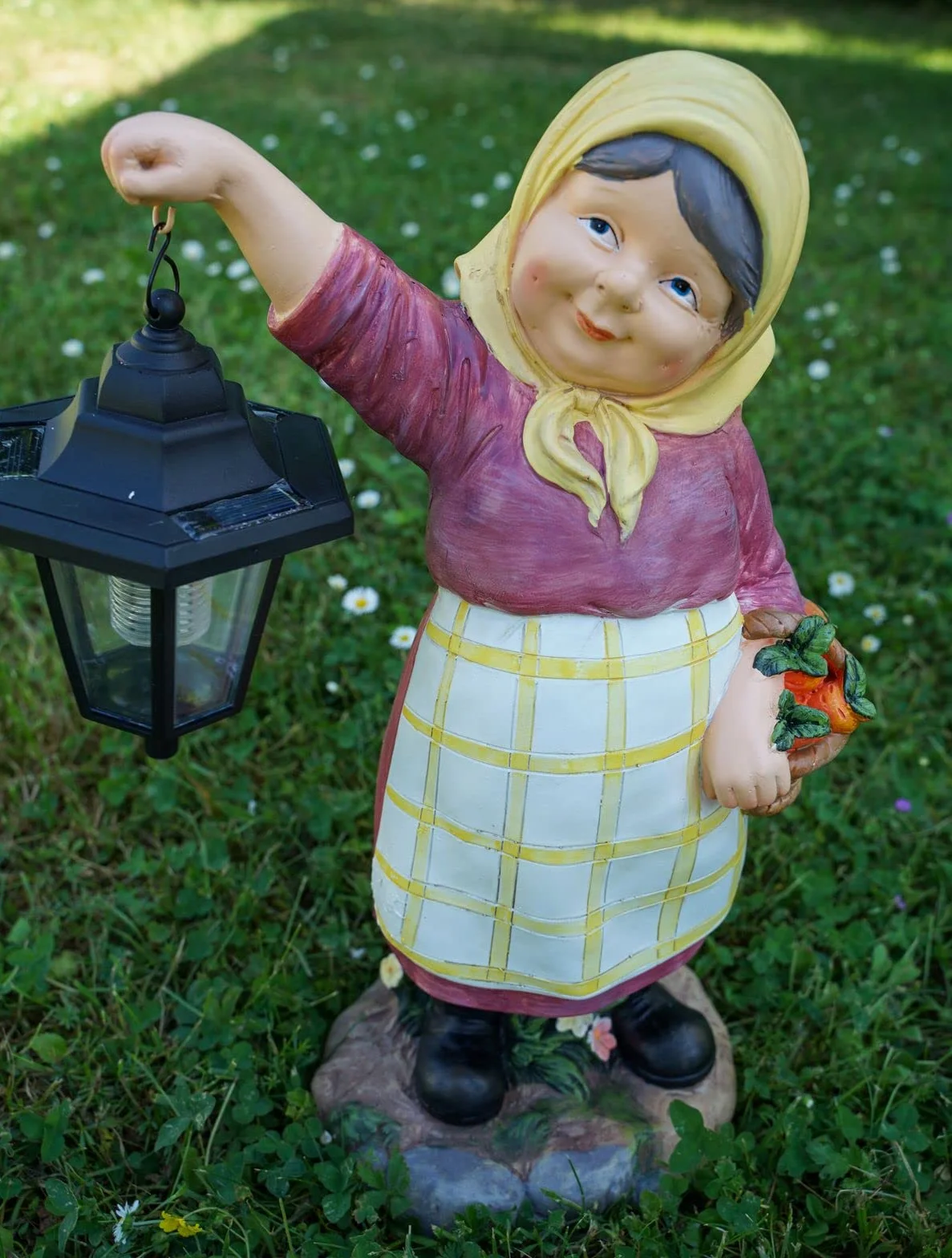 Kremers Schatzkiste Figurka ogrodowa Babcia Edeltraud z latarnią solarną i koszem 39 cm