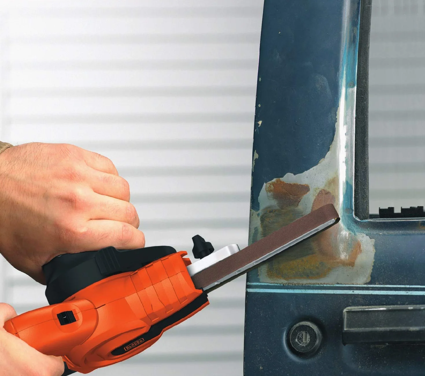 Black & Decker, Pilnik elektryczny o mocy 350 W z układem odsysania pyłu Cyclonic Action, szlifierka taśmowa, KA900E