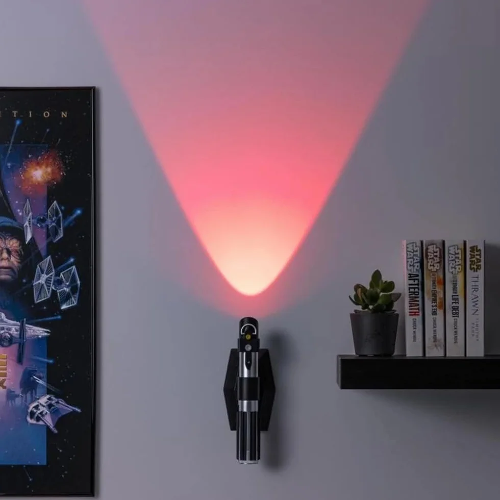 Lampa ścienna z mieczem świetlnym Star Wars – oficjalnie licencjonowana latarka, z czerwonym światłem, kolekcjonerskim oświetleniem i dekoracją Sithów i Jedi, prezent dla fanów filmu Lucas, zasilanie