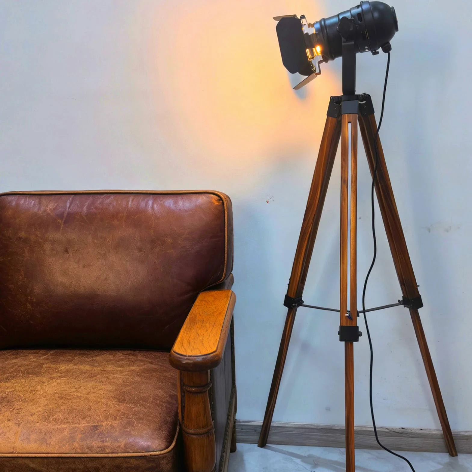 Przemysłowa lampa stojąca do salonu, odporna na warunki atmosferyczne, z drewna, duże oświetlenie, czarna, regulowana, kinowy, metalowy abażur, oświetlenie studyjne, oprawka E27, lampa stojąca