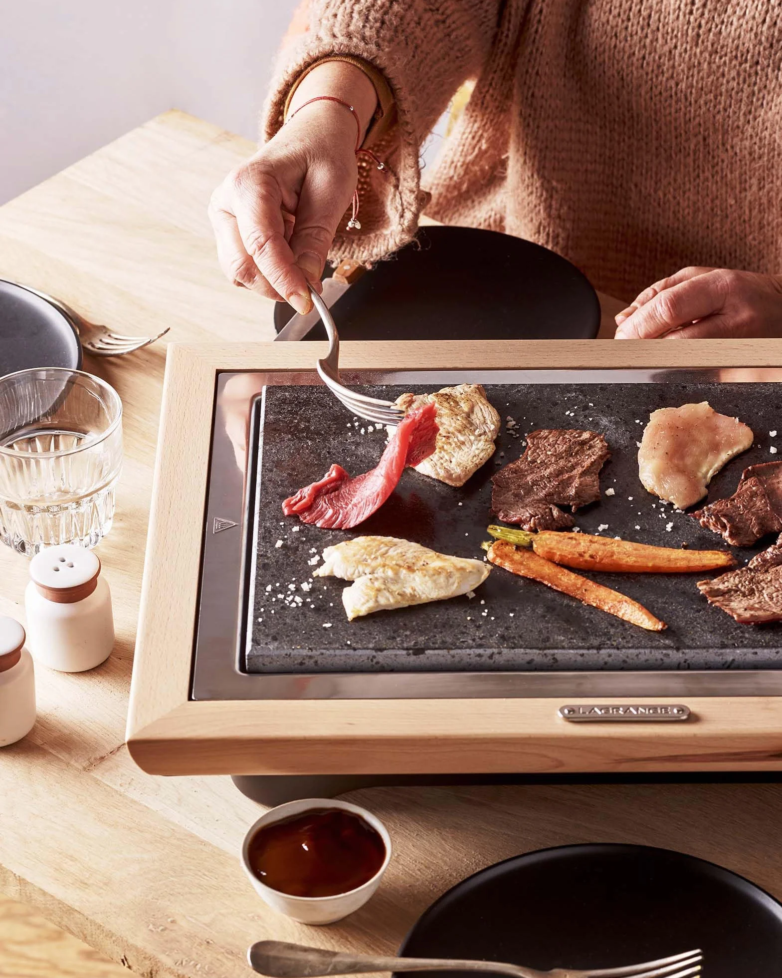 Grill Pierre® Deluxe rama z jasnego drewna ze skrobakiem