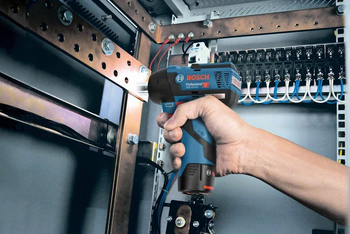 Bosch Professional system 12V: akumulatorowy klucz udarowy GDS 12V-115 (maksymalny moment obrotowy 115 Nm, liczba udarów 0 – 3 100 min–1, walizka L-BOXX)