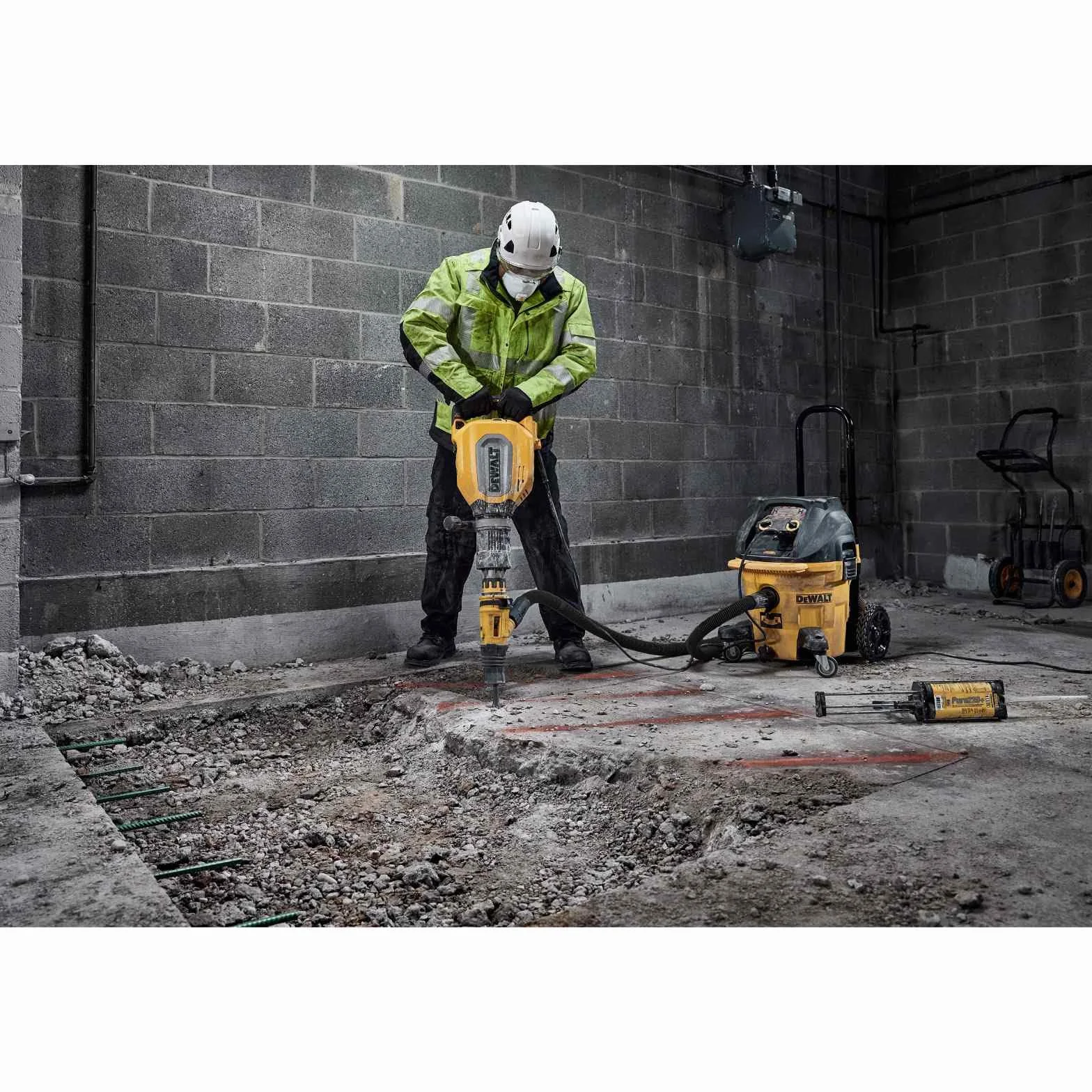 Dewalt SDS-max młotek dłutowy (11 kg) D25911K (1700 W, do ciężkich prac dłutujących, system antywibracyjny, 2 poziomy prędkości, 12 pozycji dłuta, energia pojedynczego uderzenia 27 dżula)