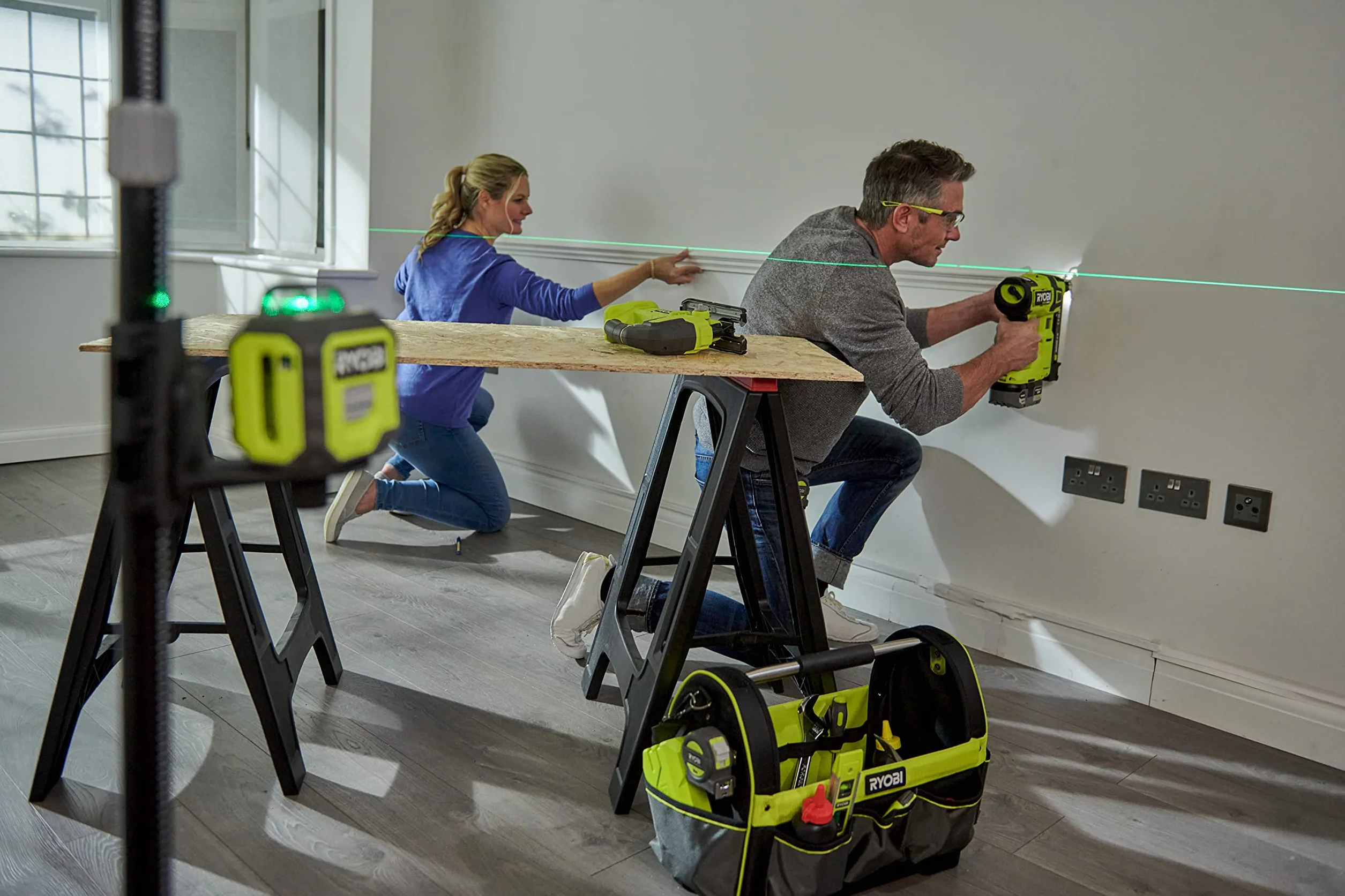 RYOBI Zielony Laser 360° RB360GLL, Automatyczne Poziomowanie, Zasięg Pracy do 25 m, Dokładność +/- 0.5 mm/m, 1 x Wertykalna, 1 x Krzyżowa, 1 x Linia 360°, 4 Baterie AA i Gwint Statywu ¼”