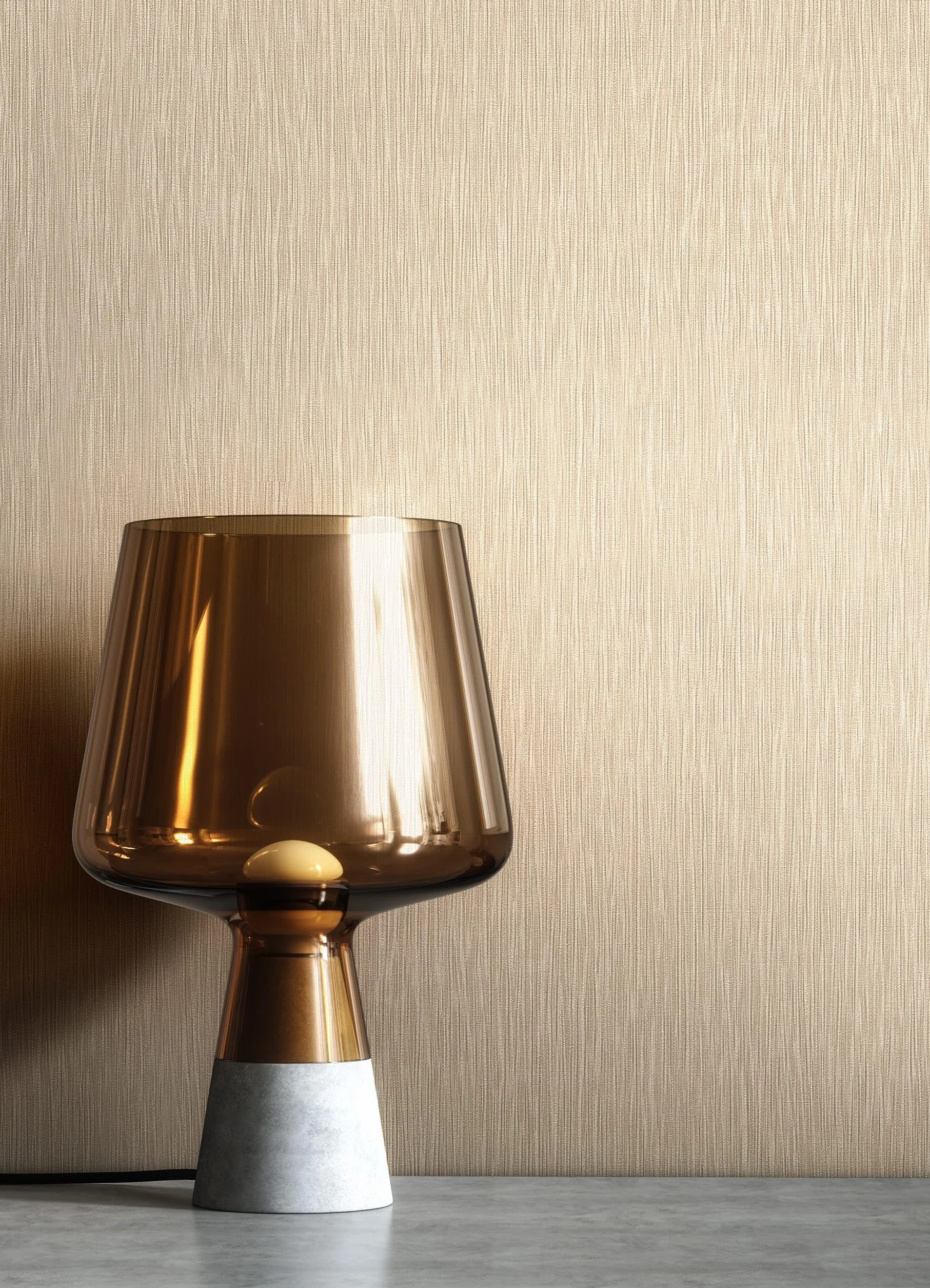 Newroom tapeta flizelinowa beżowa jednokolorowa do salonu | naturalny odcień piasku, subtelna struktura linii, bez pasowania, styl boho, tapeta do sypialni, jadalnia biuro