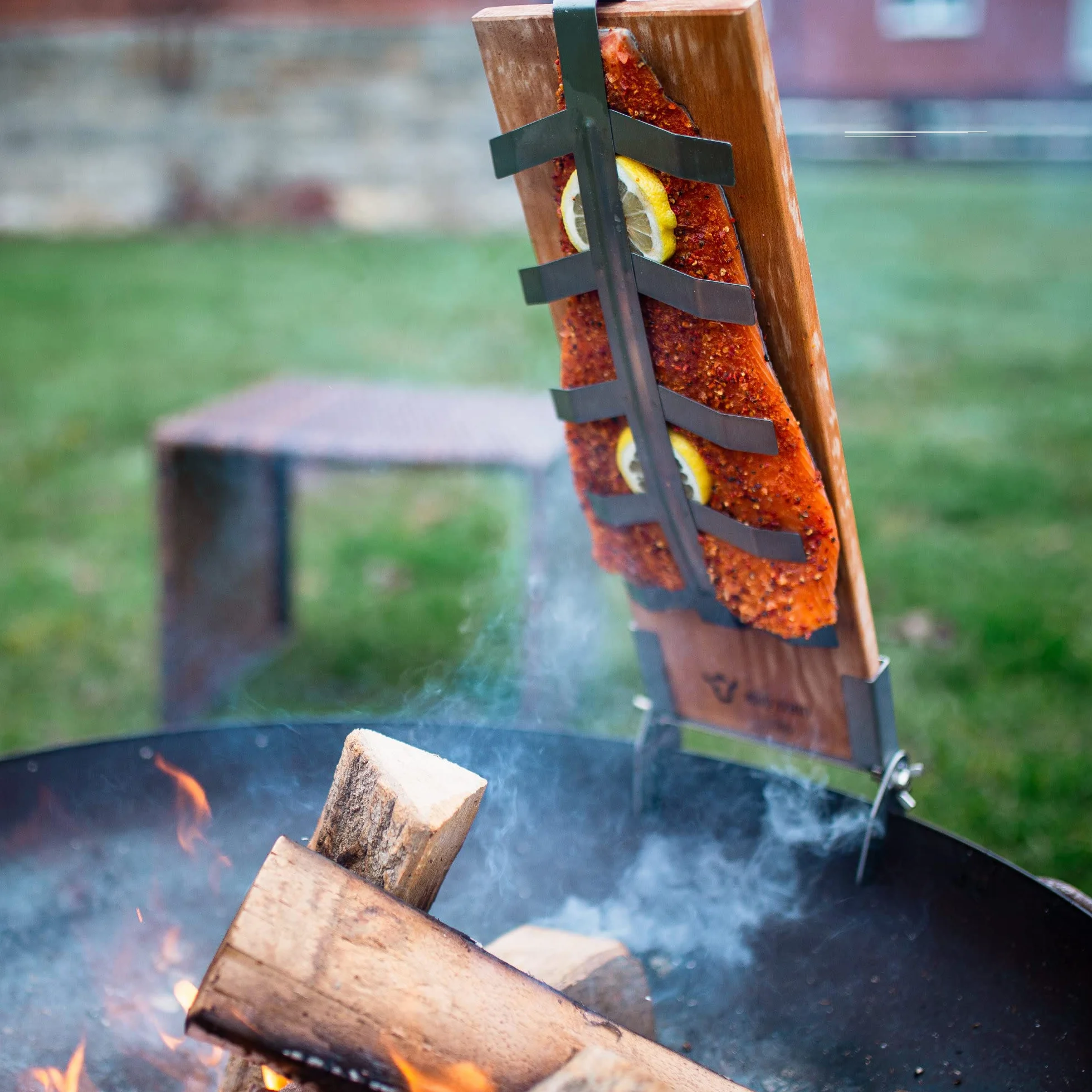 Deska do wędzenia ryb i filetów z łososia BBQ-Toro z uchwytem do grilla