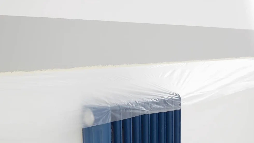 tesa Easy Cover 4368 Universal – 10 sztuk – folia malarska z taśmą malarską do przyklejania i przykrywania podczas prac malarskich w pomieszczeniach, druk 2 w 1 z folią – jasnobeżowy, matowy – 17 m x