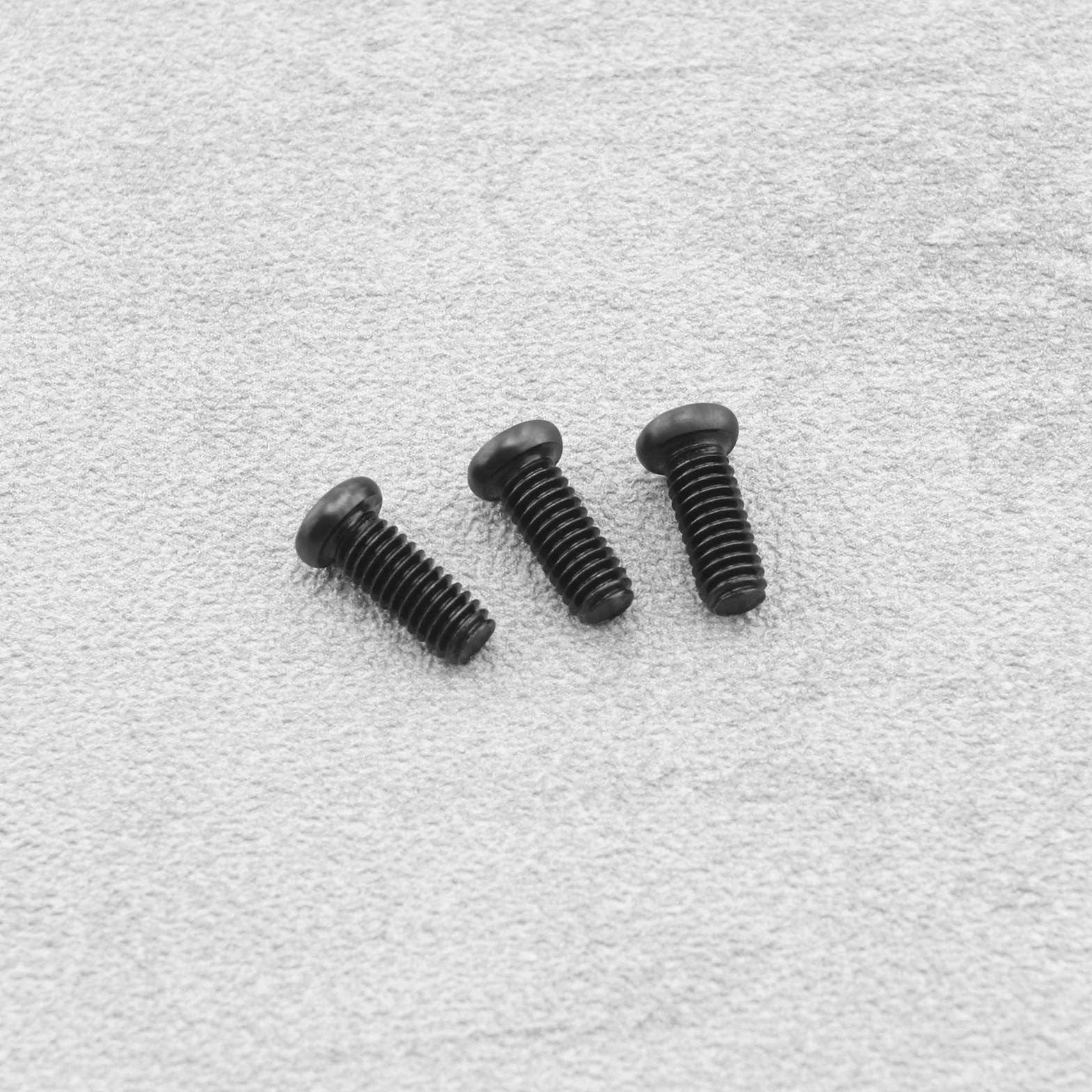 EMSea Śruby mocujące krzyżowe z okrągłym łbem M4 x 10 mm, czarna śruba mocująca krzyżowa z zębami maszynowymi do dzwonków wideo, urządzeń przemysłowych, instalacji ściennych