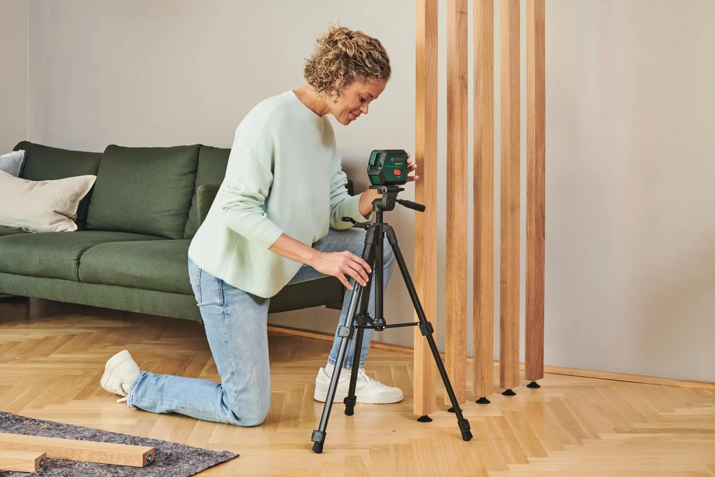 Laser krzyżowy Bosch UniversalLevel 2 ze statywem (linia laserowa skrzyżowana wraz z dodatkowymi punktami w pionie do precyzyjnego wyrównywania elementów i łatwego przenoszenia punktów)