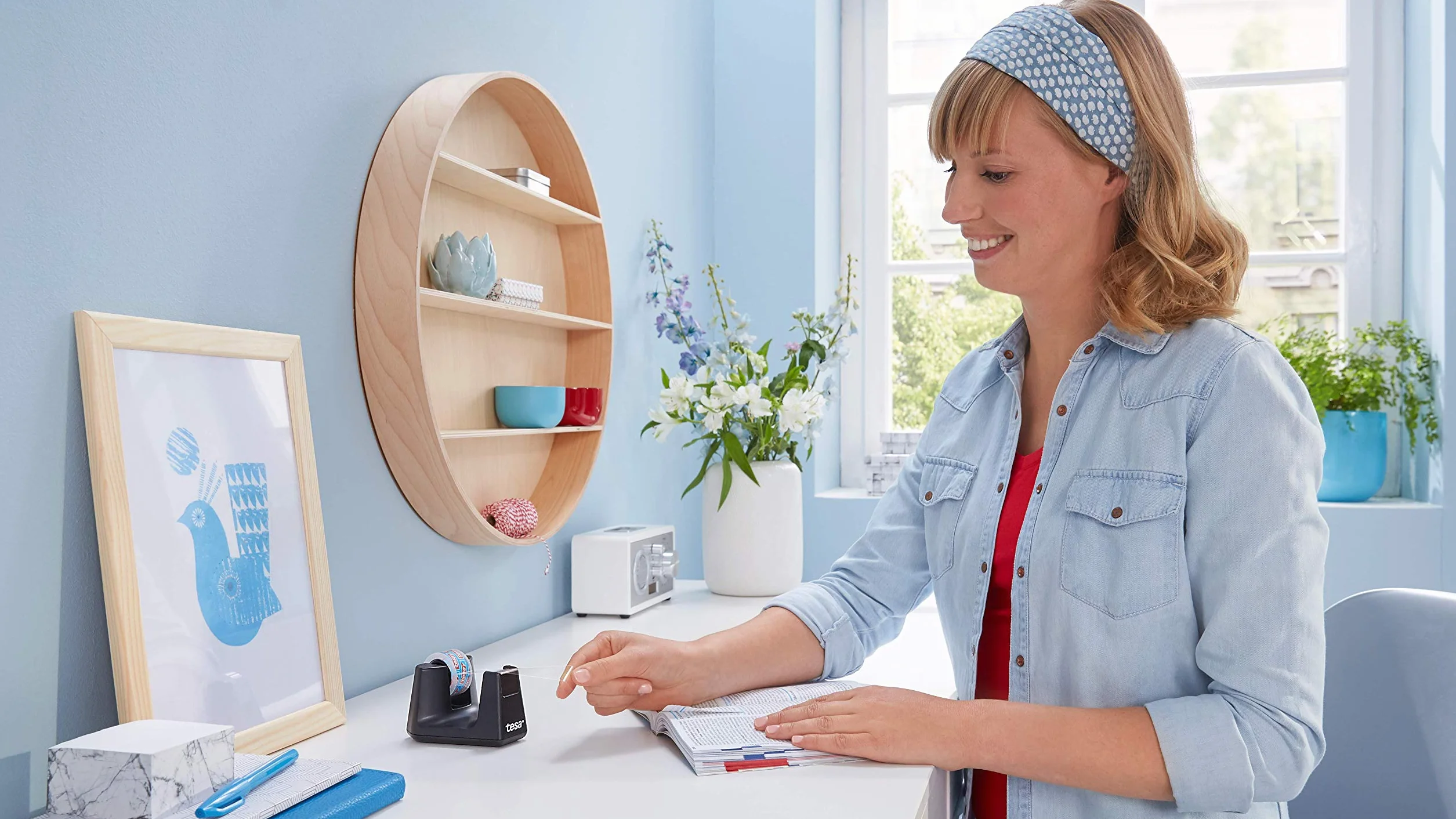 tesa Easy Cut Smart dozownik taśmy klejącej do stołów, kompaktowy dozownik stołowy z technologią antypoślizgową do folii samoprzylepnej do 10 m x 15 mm