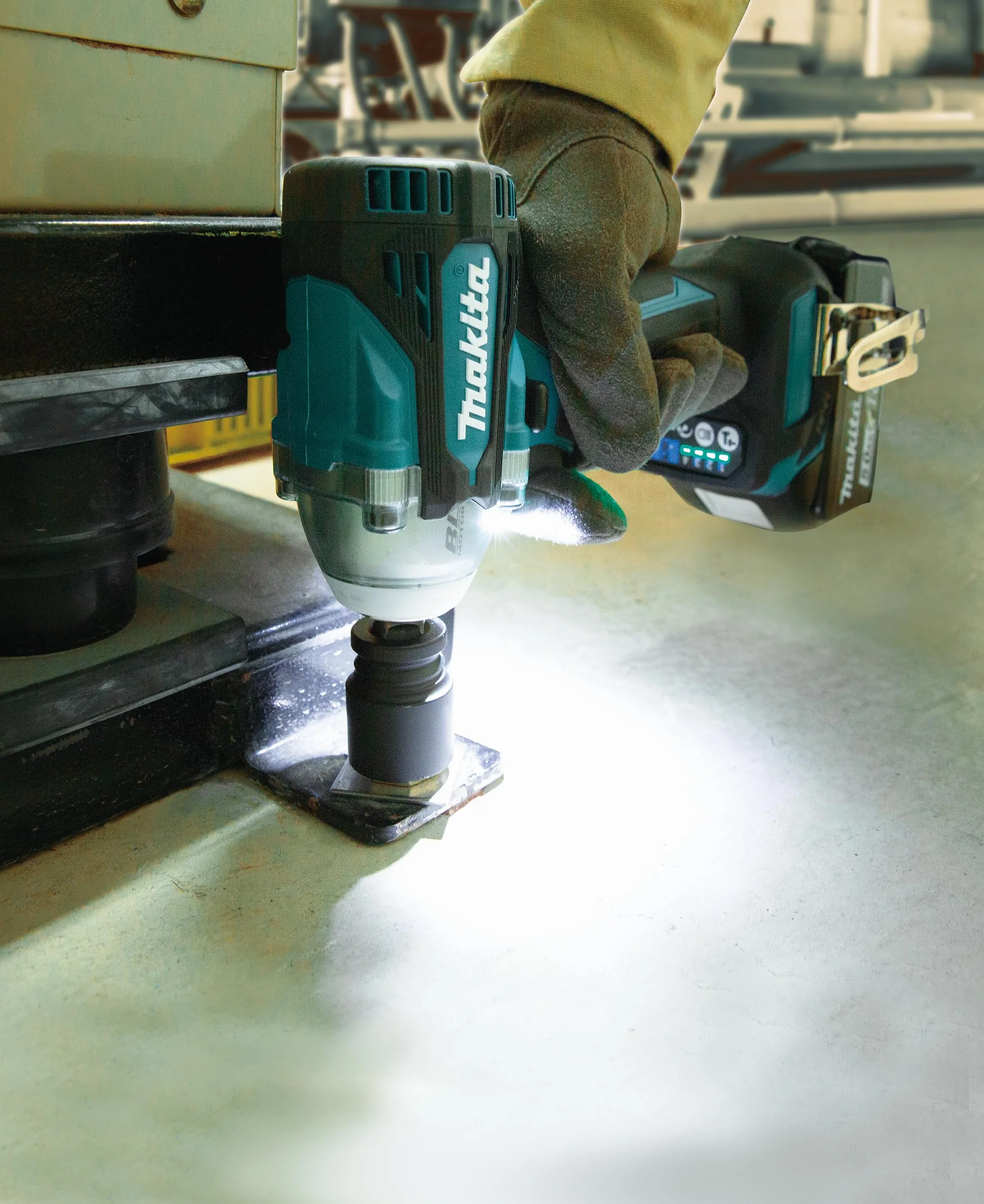 Makita DTW300TJX7 akumulatorowa wkrętarka udarowa 18 V w zestawie szybka ładowarka DC18RC i 2 x akumulatory BL1850B 5,0 Ah + 14-częściowy zestaw końcówek udarowych (E-16586) w MAKPAC rozm. 2