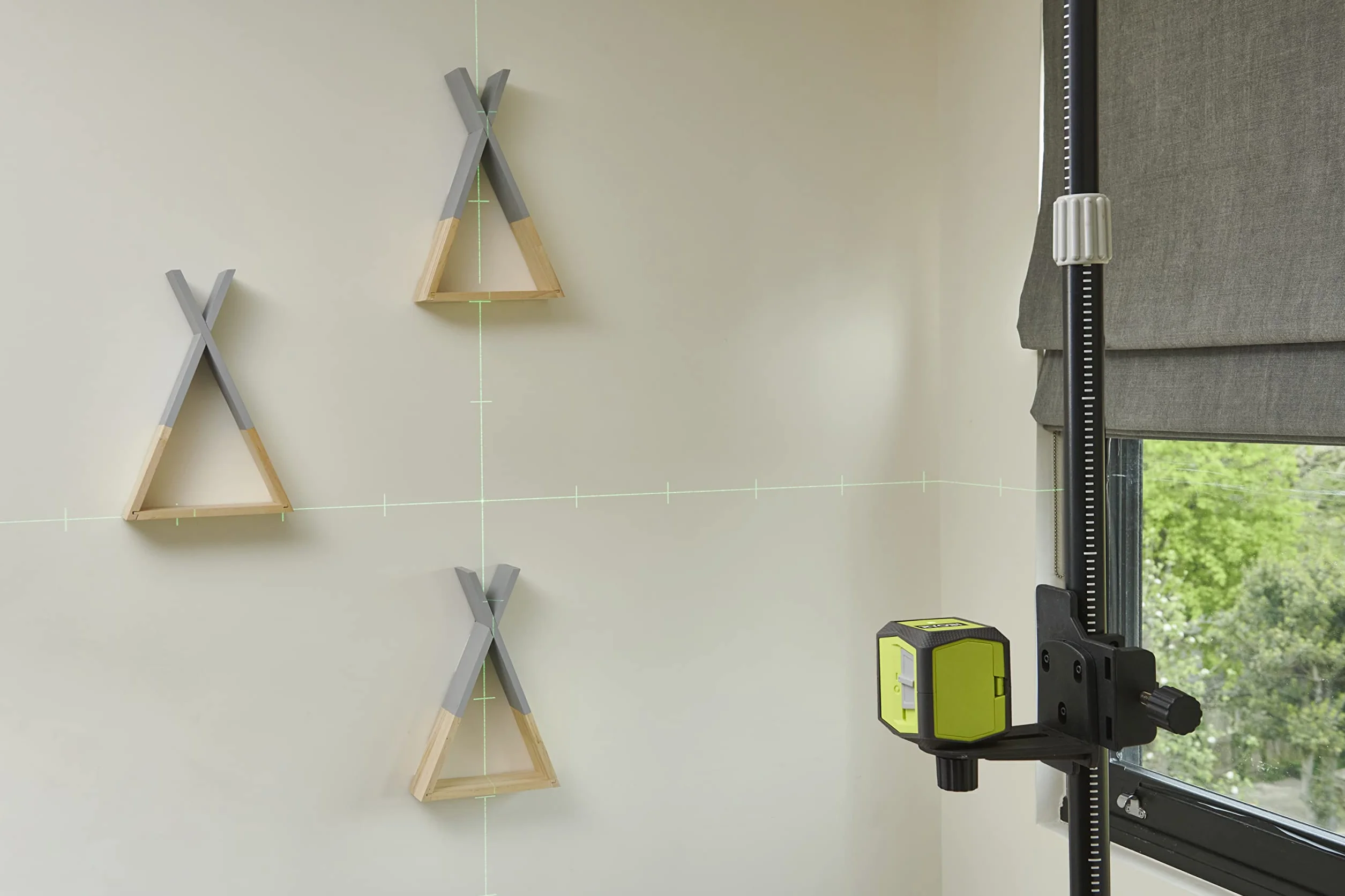 RYOBI Zielony Laser Krzyżowy RBCLLG2, Automatyczne Poziomowanie, Zasięg Pracy 15 m, Dokładność +/- 0.5 mm/m, Zawiera Płytkę Referencyjną, 2 Baterie AA i Gwint Statywu ¼”