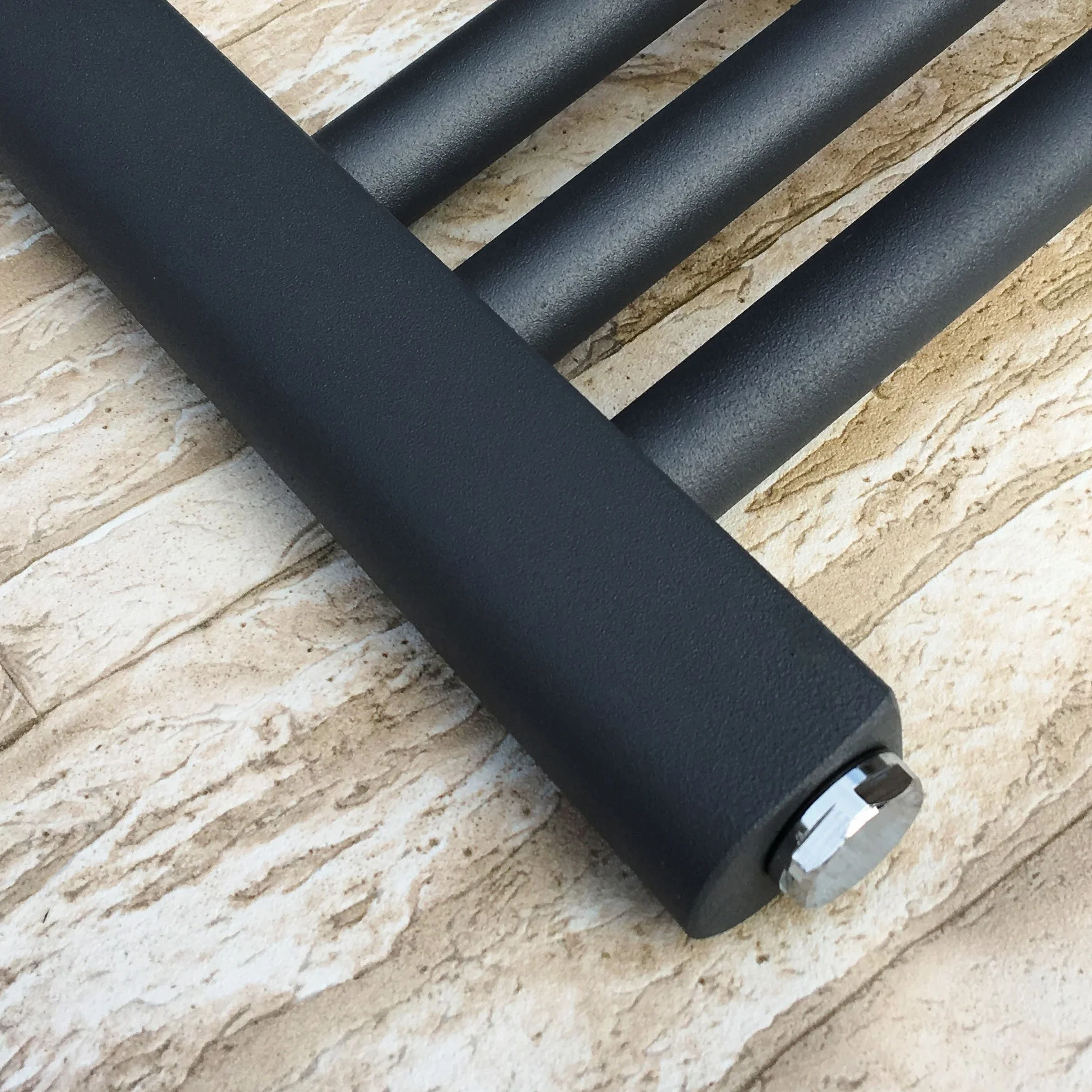 Grzejnik łazienkowy 750 x 600 mm w kolorze antracytowym prosty wysokiej jakości grzejnik na ręczniki w kolorze antracytowym ogrzewacz na ręczniki