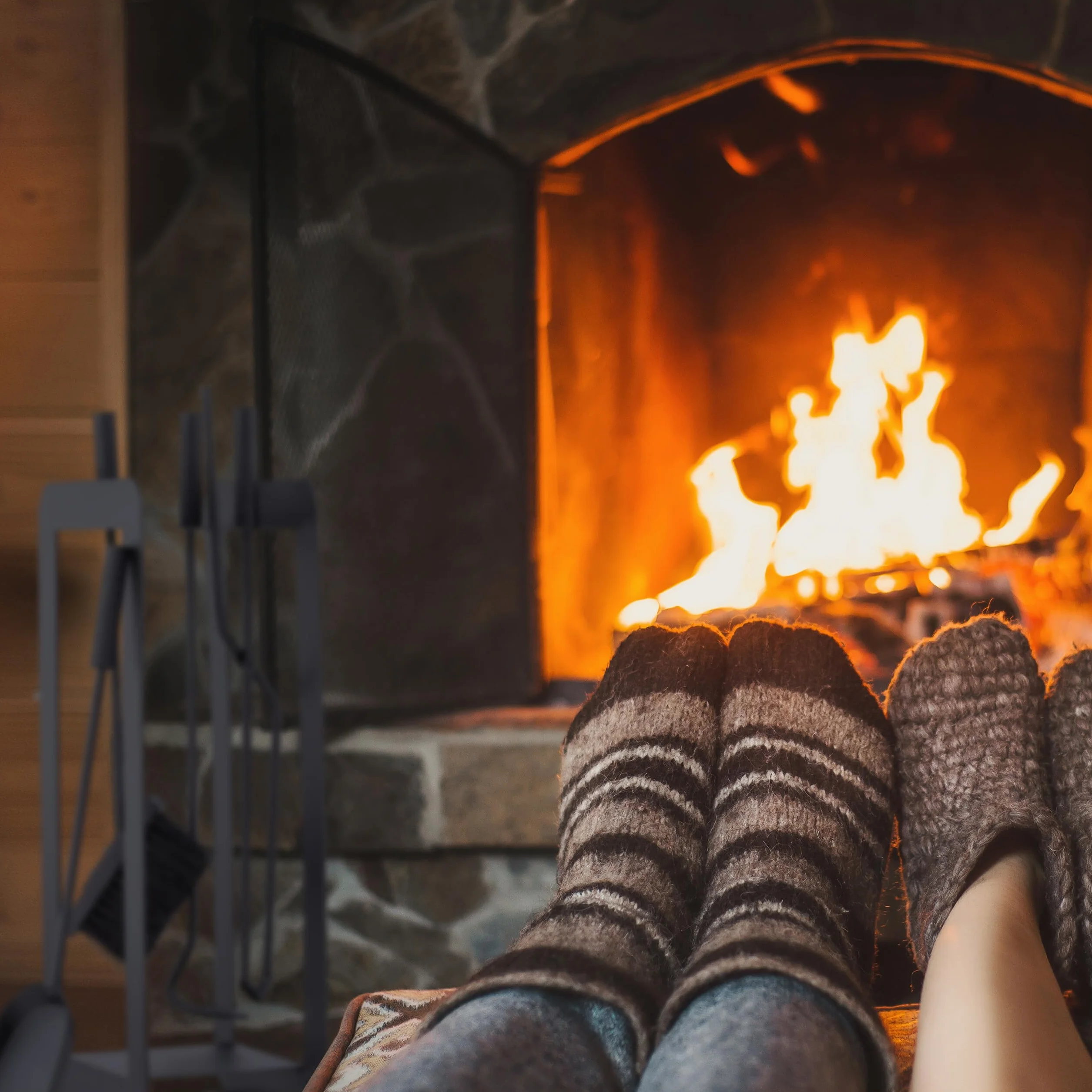 Relaxdays Sztućce kominkowe, 5-częściowy zestaw, pogrzebacz, szufelka do popiołu, miotła, szczypce i stojak, zestaw kominkowy, stal, czarny