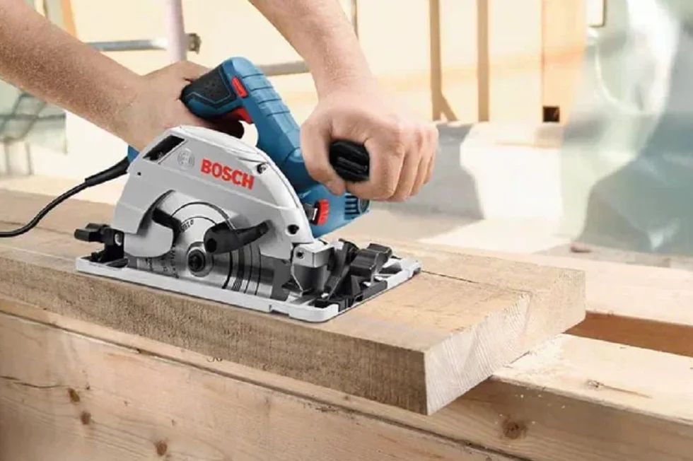 Bosch Professional: pilarka tarczowa GKS 55+ GCE (klucz sześciokątny, 1 tarcza pilarska do drewna, prowadnica równoległa, adapter podciśnienia)
