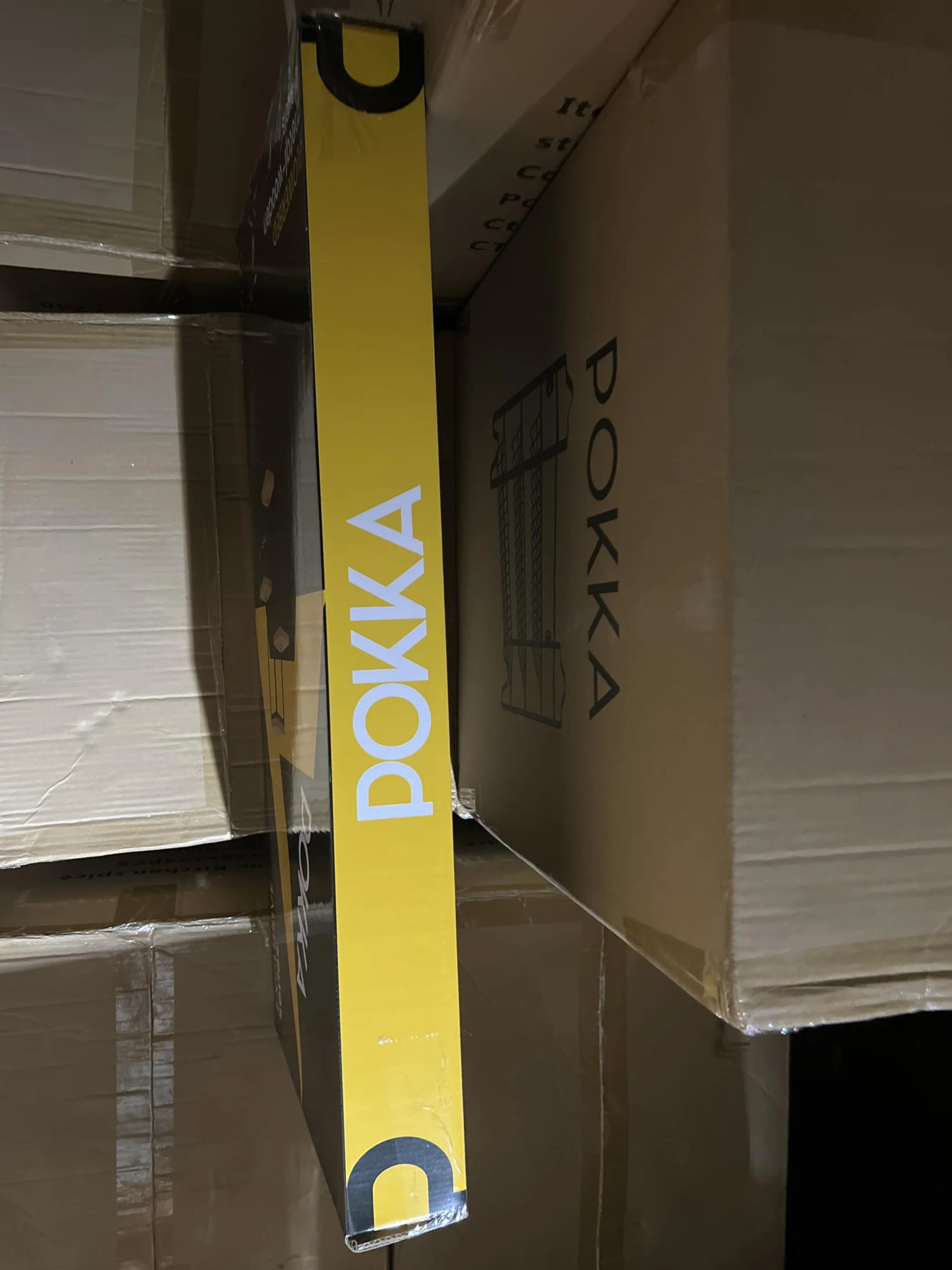 POKKA Kwietnik Stojący Metalowy, Stal Malowana Proszkowo z MDF, Czarny/Dąb, 4-Poziomowy, 69,5 x 34 x 34 cm, Obciążenie 15 kg na Półkę