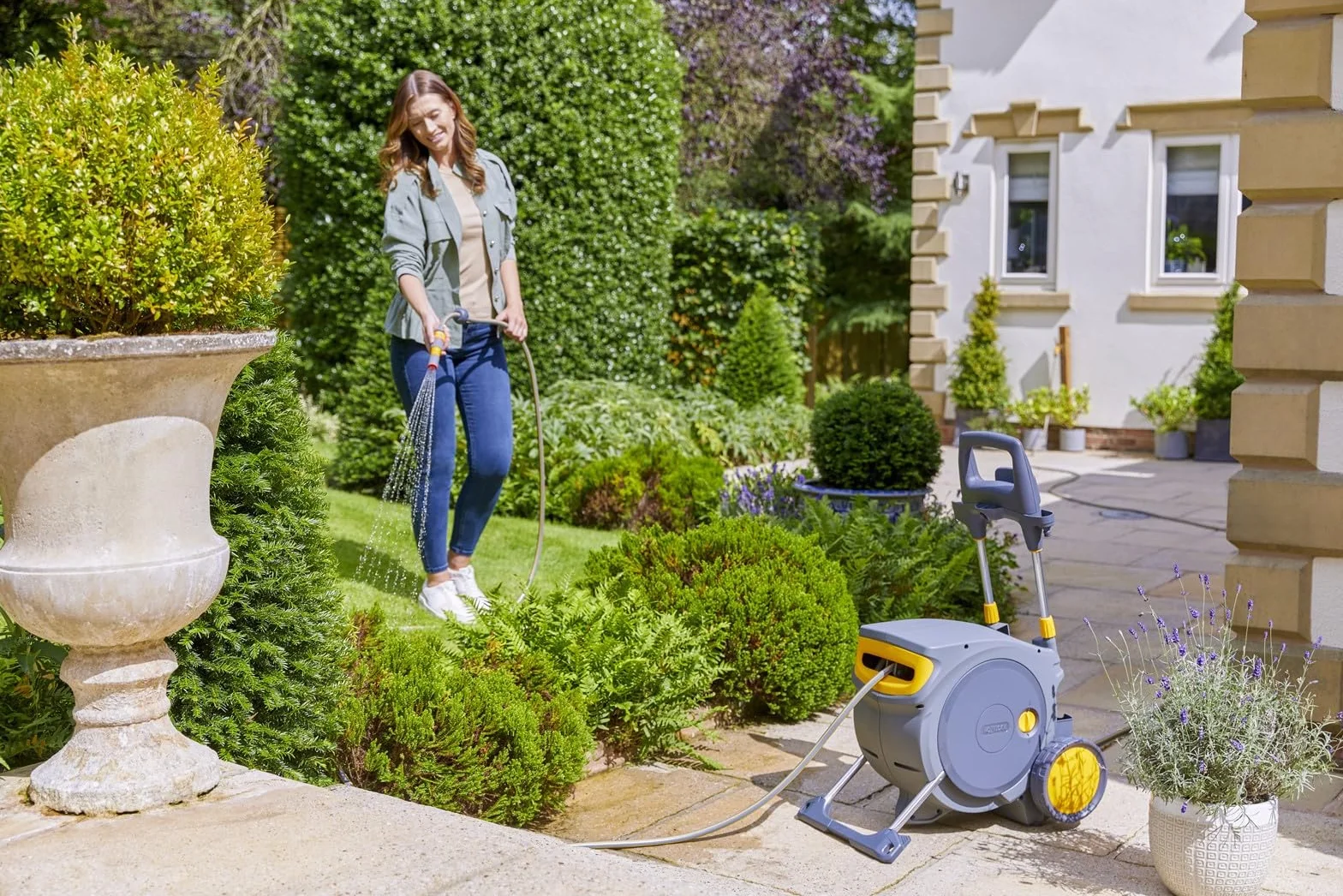 Wózek Hozelock Pro | Auto Reel Mobile | W zestawie: wąż ogrodowy 35 m, dysza 3 w 1, zestaw złączy i złączek | Automatyczne nawijanie i nakładanie | Doskonała mobilność