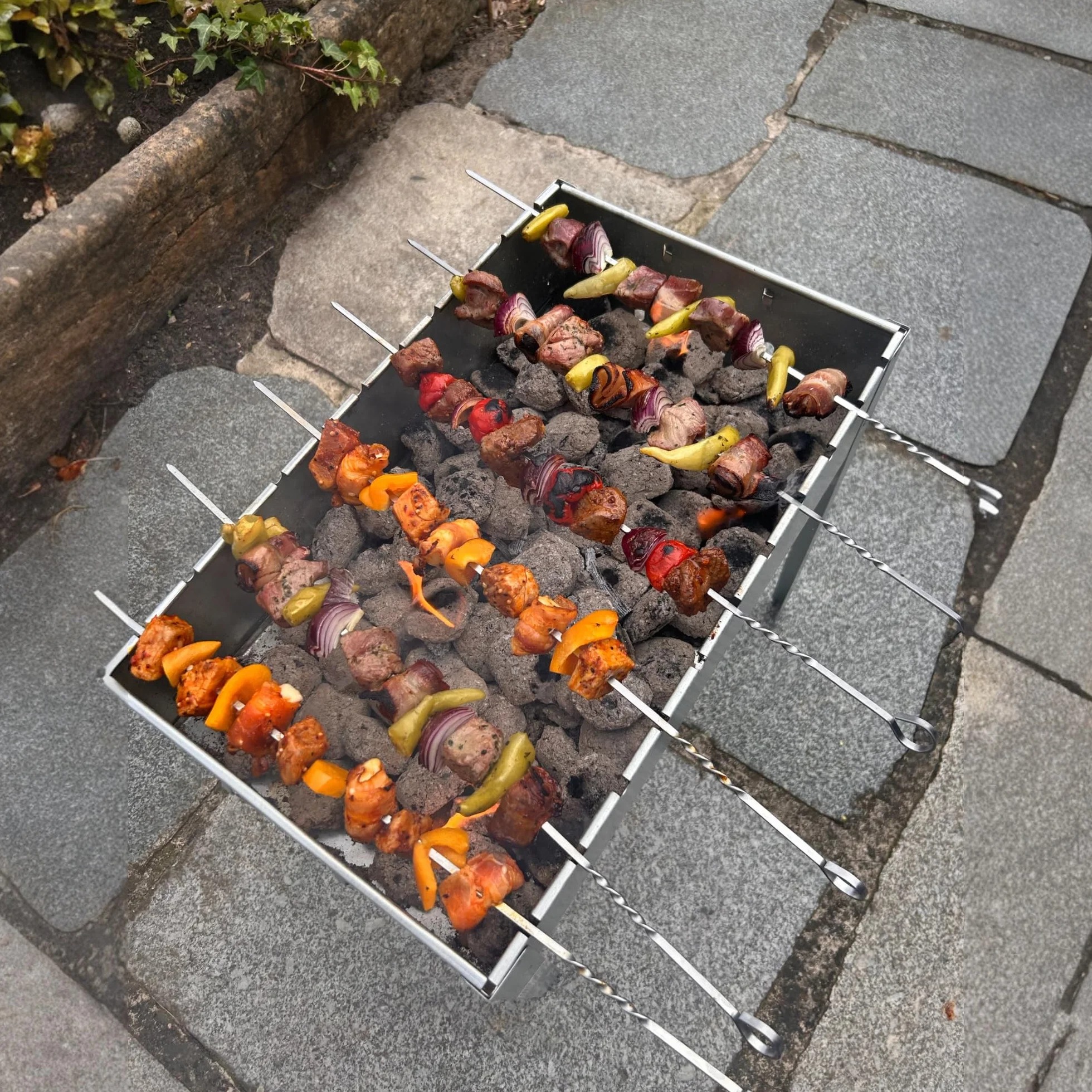 Mangal grill na szpikulce 50 x 30 x 50 cm z 6 szpikulcami ze stali nierdzewnej i rusztem