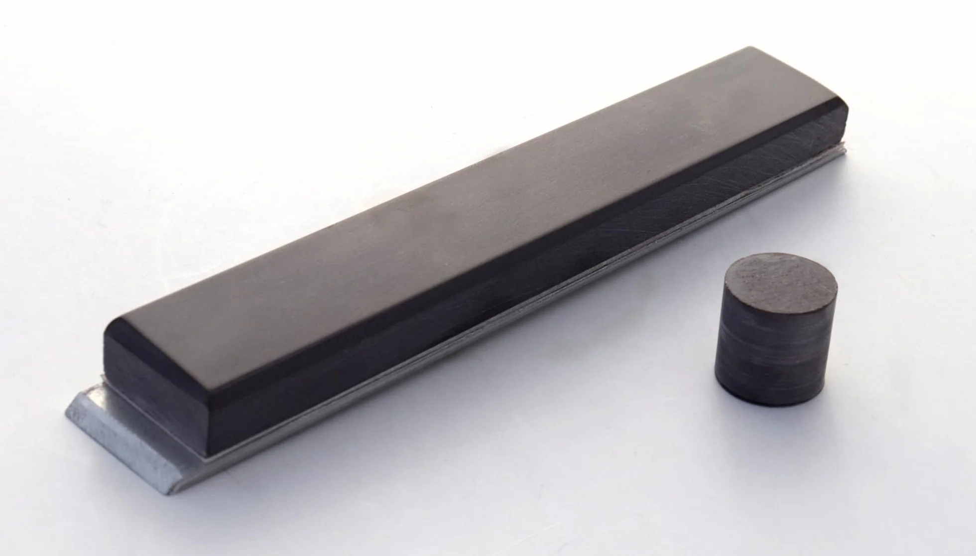Kamień szlifierski niebieski Belgischer Brocken 150 x 25 x 6 mm ziarnistość 6000 przyklejony do płyty aluminiowej