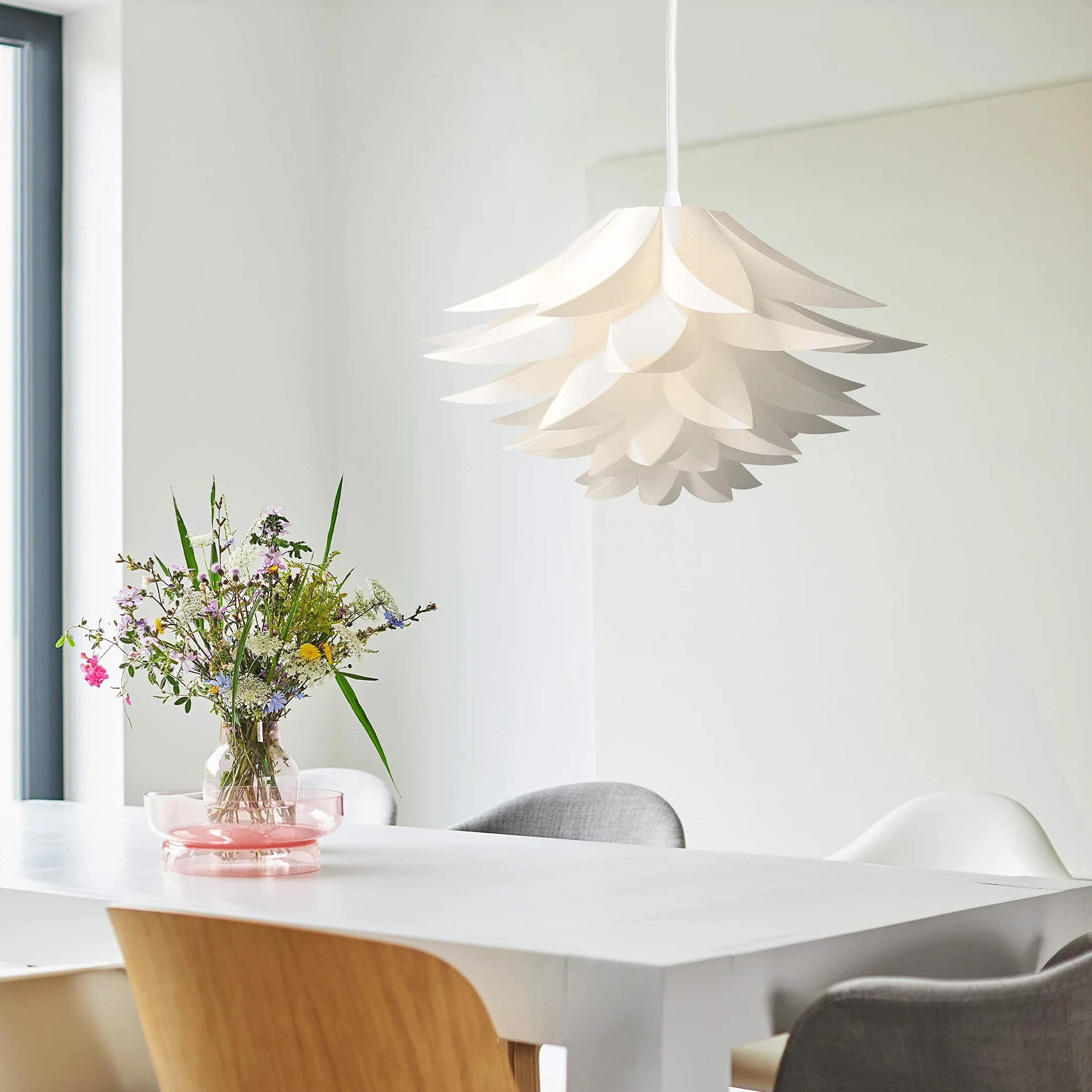 kwmobile Wisząca abażur, motyw puzzli – kwiat lotosu DIY, zestaw abażurów do wiszących lampy sufitowej lub lampy podłogowej, średnica 50 cm, biała
