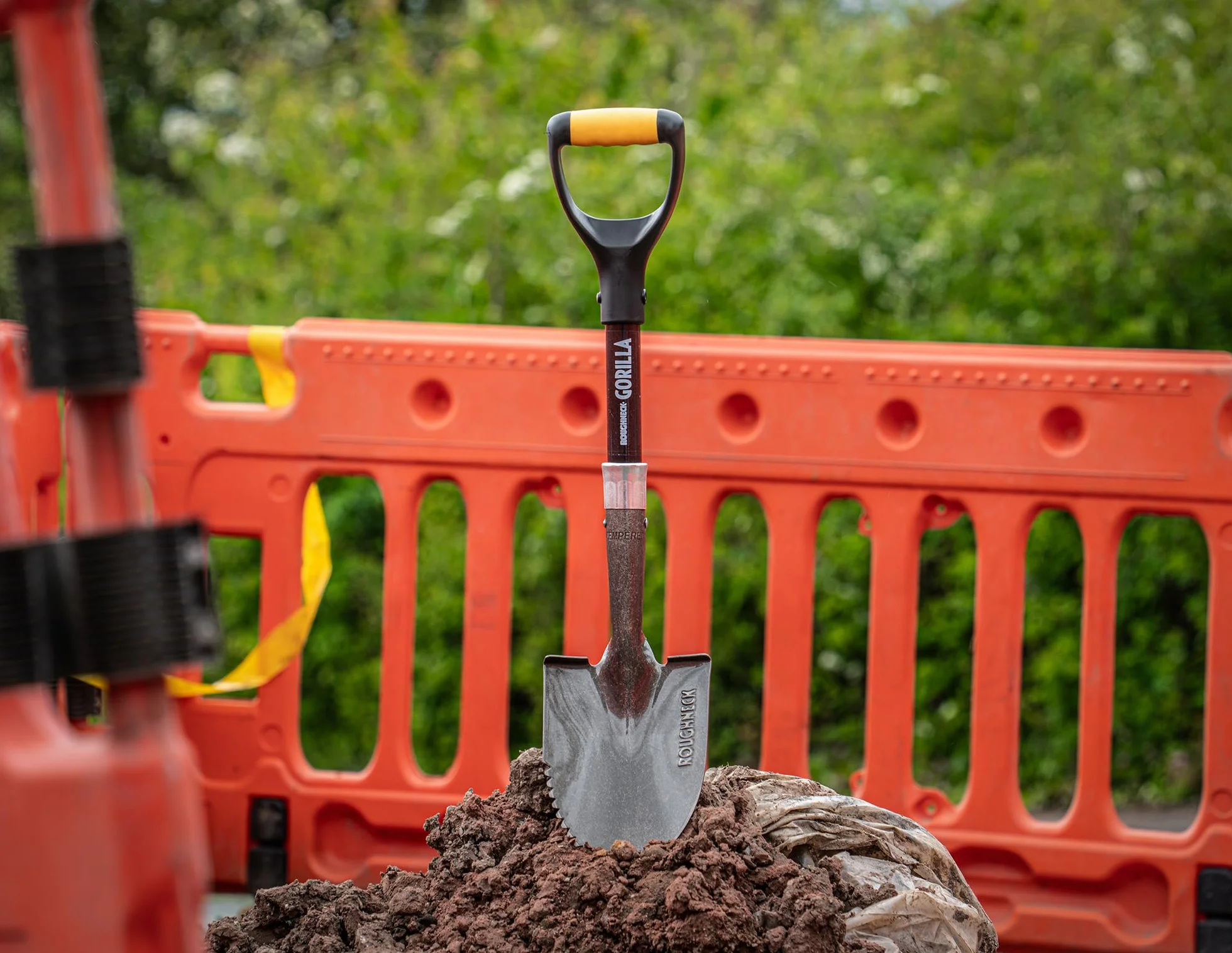 Łopata Roughneck Gorilla Sharp-Edge Micro 690 mm (27") – Wytrzymałe, okrągłe ostrze do cięcia, kopania i otwierania worków z materiałem sypkim w małych, kompaktowych przestrzeniach