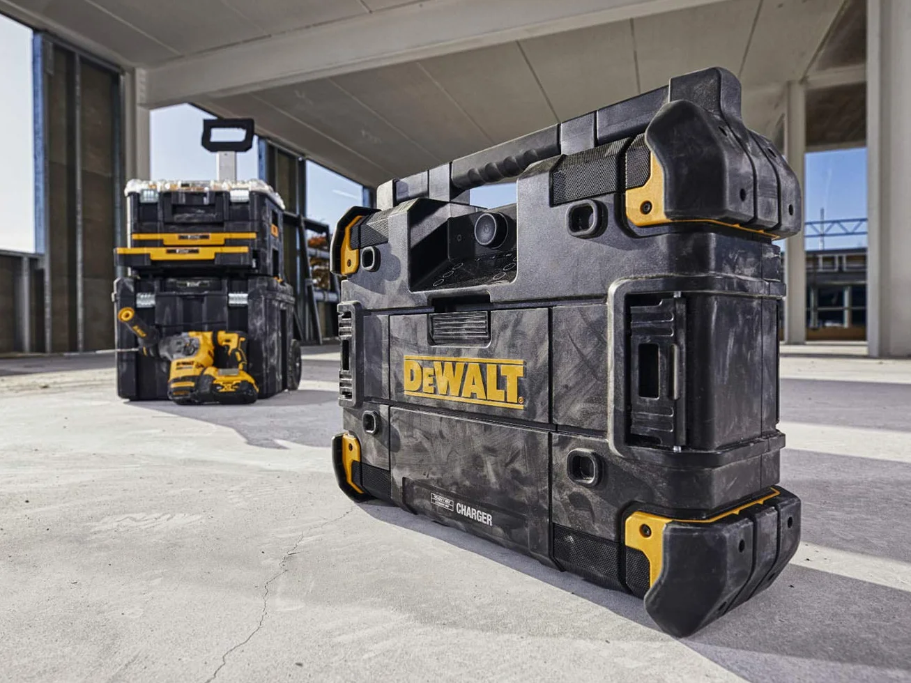 DEWALT, Radio budowlane z ładowarką TSTAK, certyfikat IP54, DWST1-81078