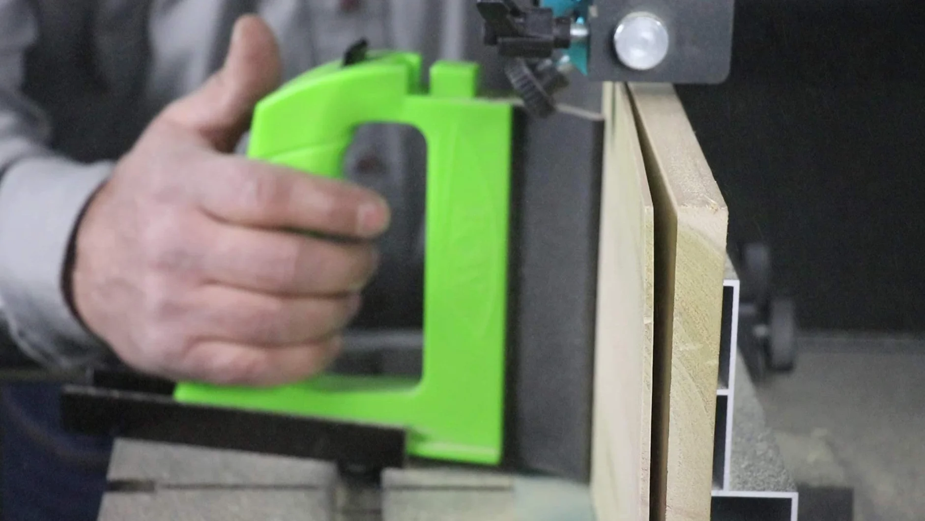 BOW Products GuidePRO GP5 prowadnica piły taśmowej, pionowa deska do pił taśmowych, akcesoria zabezpieczające do obróbki drewna dla lepszej kontroli posuwu