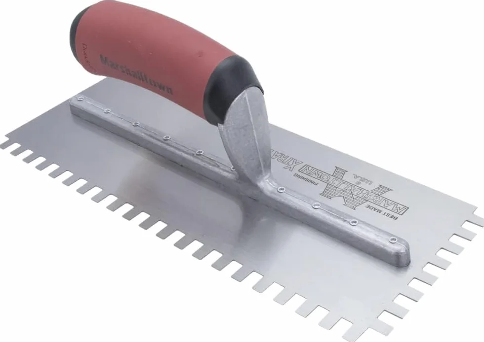 Marshalltown Paca zębata, nacięcie:SQ-6x10x6 mm z uchwytem DuraSoft, wykonana ze stali, dla glazurników, rozmiar: 279x114 mm