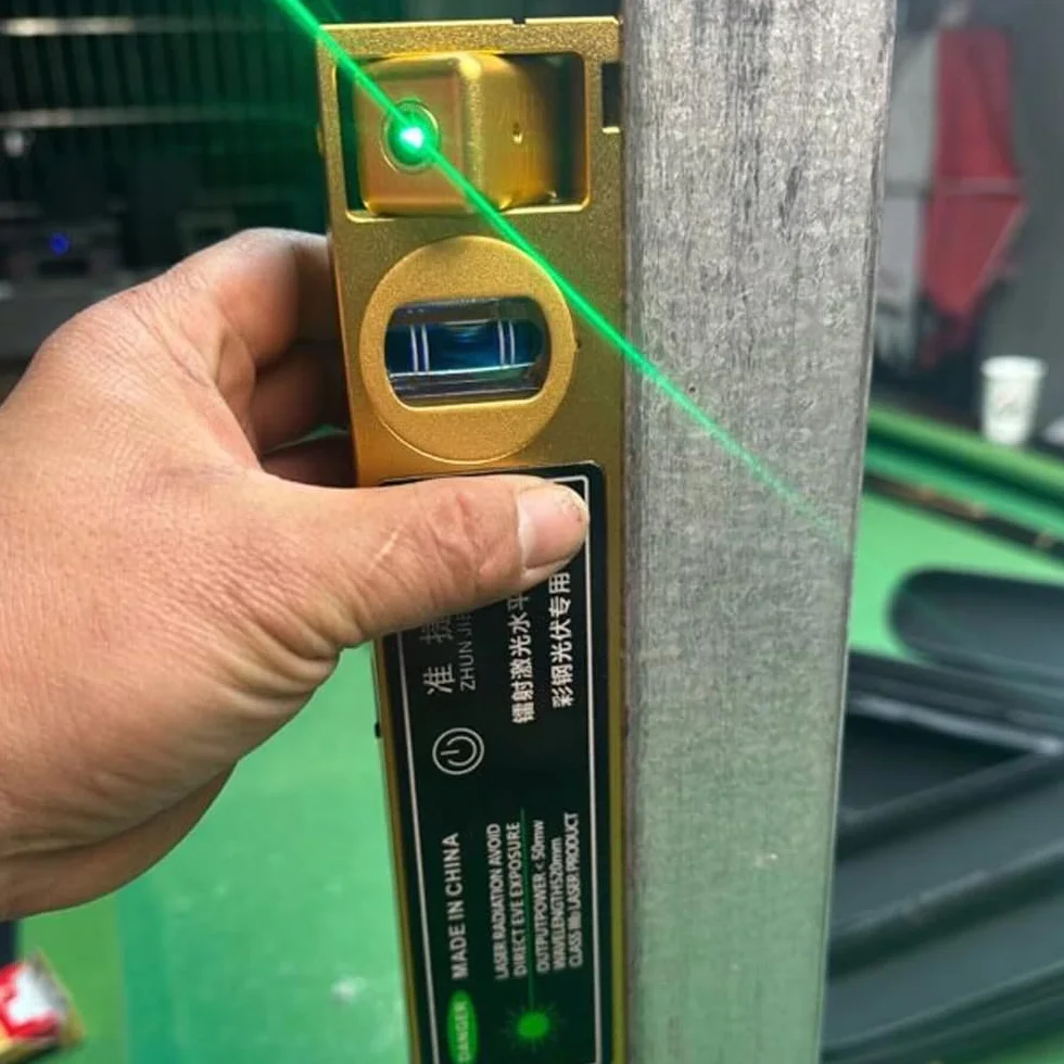 Poziomica laserowa kątowa do jasnych i ciemnych pomieszczeń