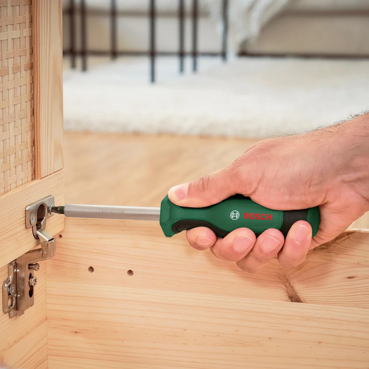 Bosch Home And Garden: 26-częściowy zestaw narzędzi z grzechotką ¼", kombinerkami, wkrętakiem uniwersalnym, końcówkami wkręcającymi i innymi elementami