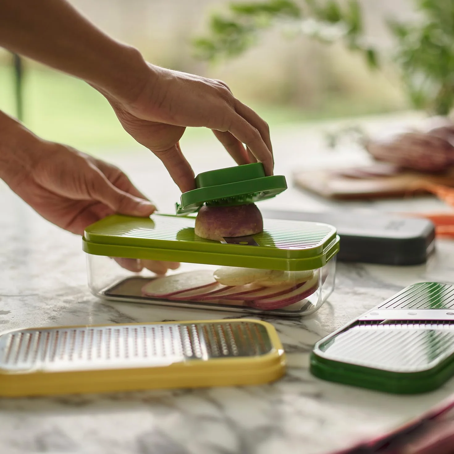 Joseph Joseph Multi-Prep wielofunkcyjny zestaw 4w1, kuchenny rozdrabniacz i obieraczka do warzyw, tarka do sera, krajalnica do warzyw Mandoline, krajalnica do żywności Julienne z pojemnikiem zbiorczym