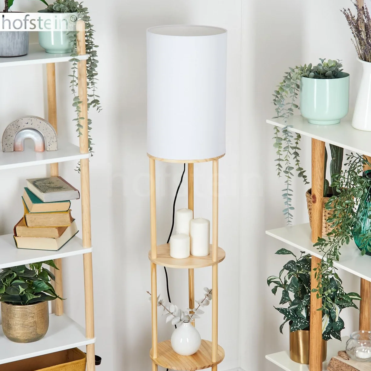Lampa podłogowa Hamaa, lampa stojąca wykonana z drewna/tkaniny w kolorach naturalnych/białych, skandynawski design, klosz Ø 26 cm, półki i włącznik nożny, wysokość 150,5 cm, 1 x E27, bez żarówki