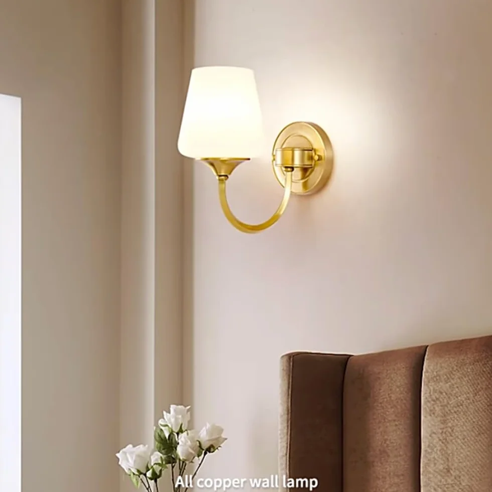Nowoczesna lampa ścienna z mosiądzu, E27 złota oprawa ścienna do wnętrz, postmodernistyczna miedziana lampa ścienna z białym szklanym kloszem, lampa E27