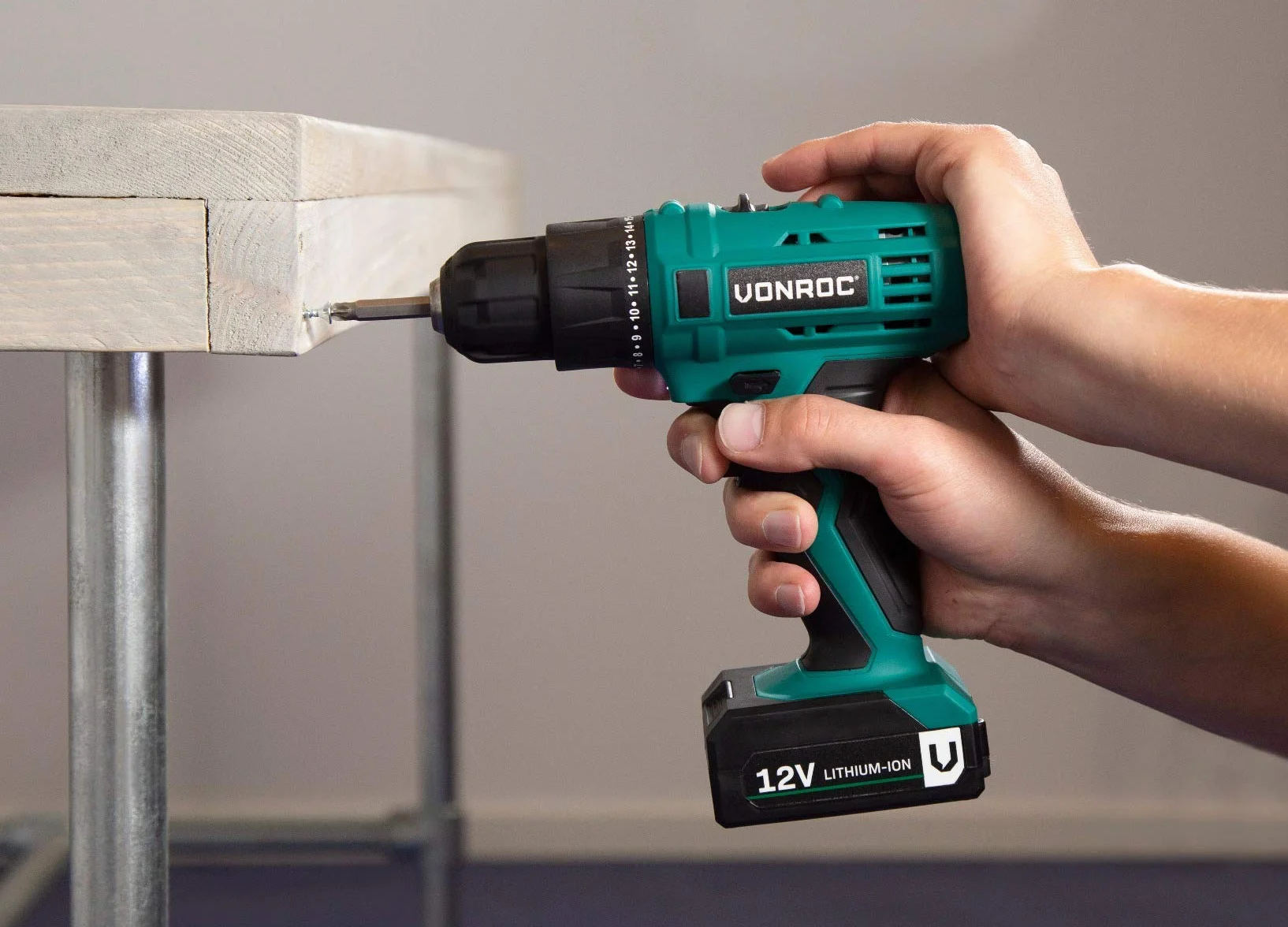 VONROC Wiertarko-wkrętarka akumulatorowa 12 V – w stabilnej walizce aluminiowej z 46 akcesoriami, 2 akumulatorami i ładowarką