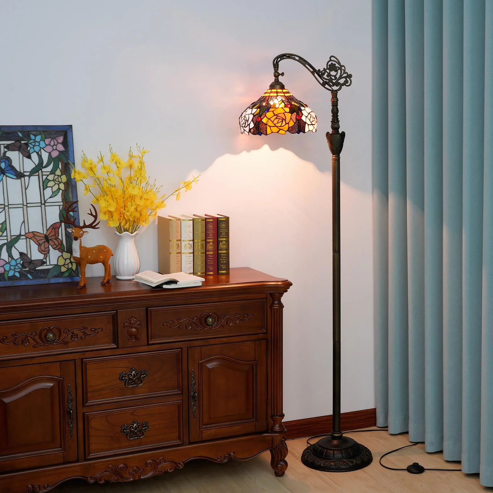 Lampa podłogowa Tiffany Vintage Stojąca lampa w stylu różanych kwiatów Witrażowa lampa podłogowa Rustykalna lampa podłogowa z regulowanym kątem nachylenia do dekoracji wnętrz Salon Sypialnia
