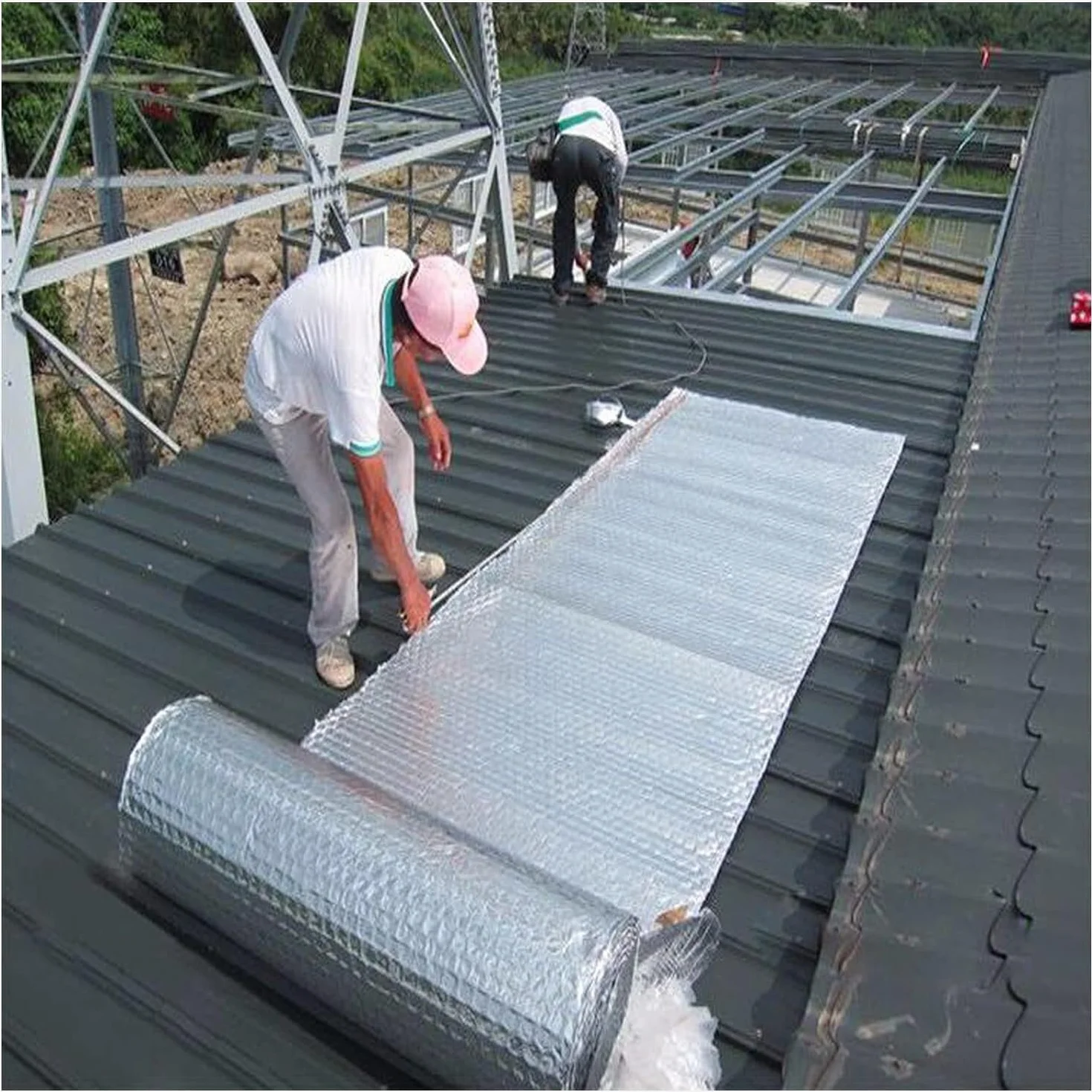 Folia izolacyjna, samoprzylepna dwuwarstwowa aluminiowa folia bąbelkowa w rolkach izolacyjnych na poddasze, podłogi(1x10m/3.2x32.8ft)