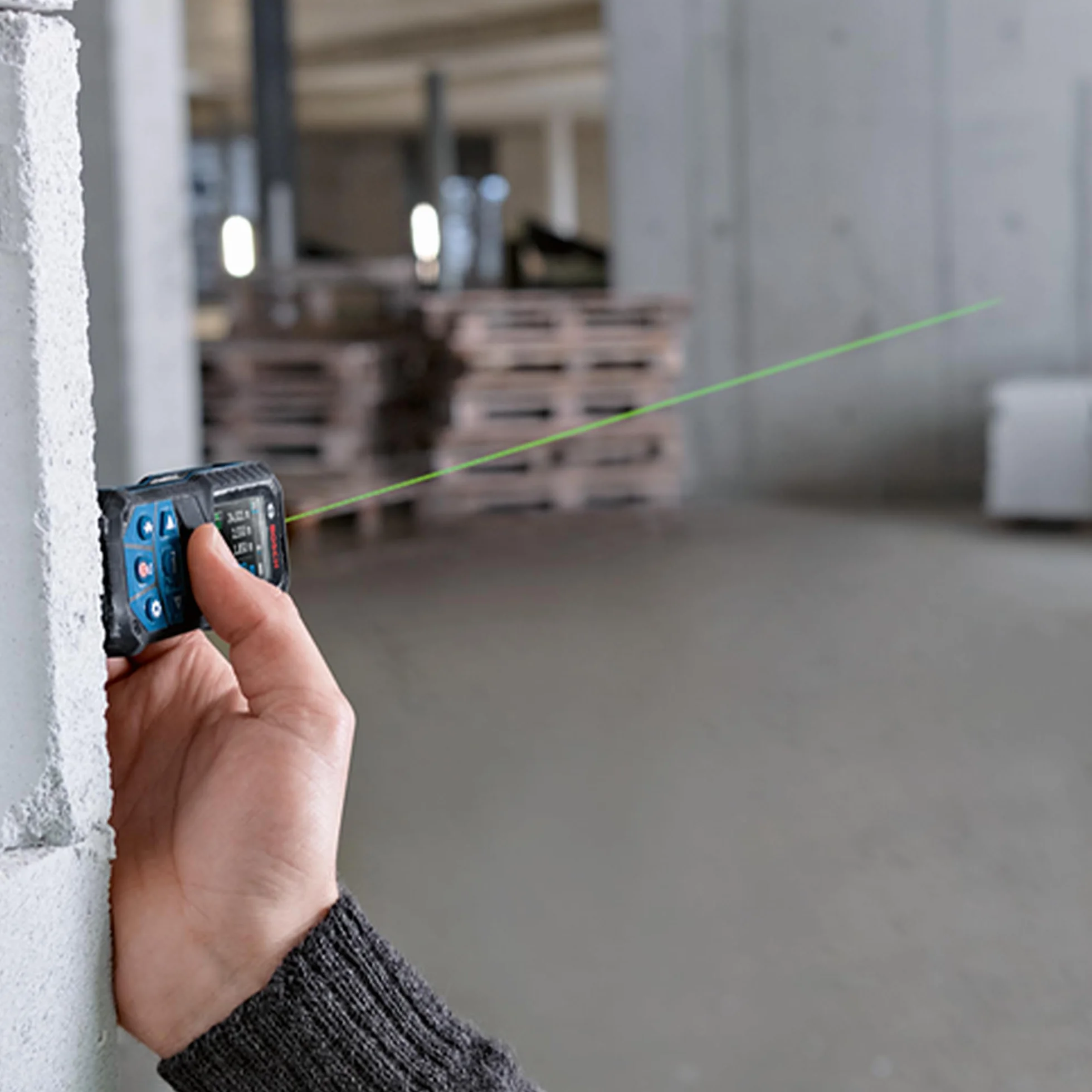 Bosch Professional Dalmierz laserowy GLM 50-27 CG (zielona wiązka laserowa, zasięg: do 50 m, wytrzymały, IP65, transfer danych przez Bluetooth, 2 baterie AA, uchwyt na rękę, pokrowiec)