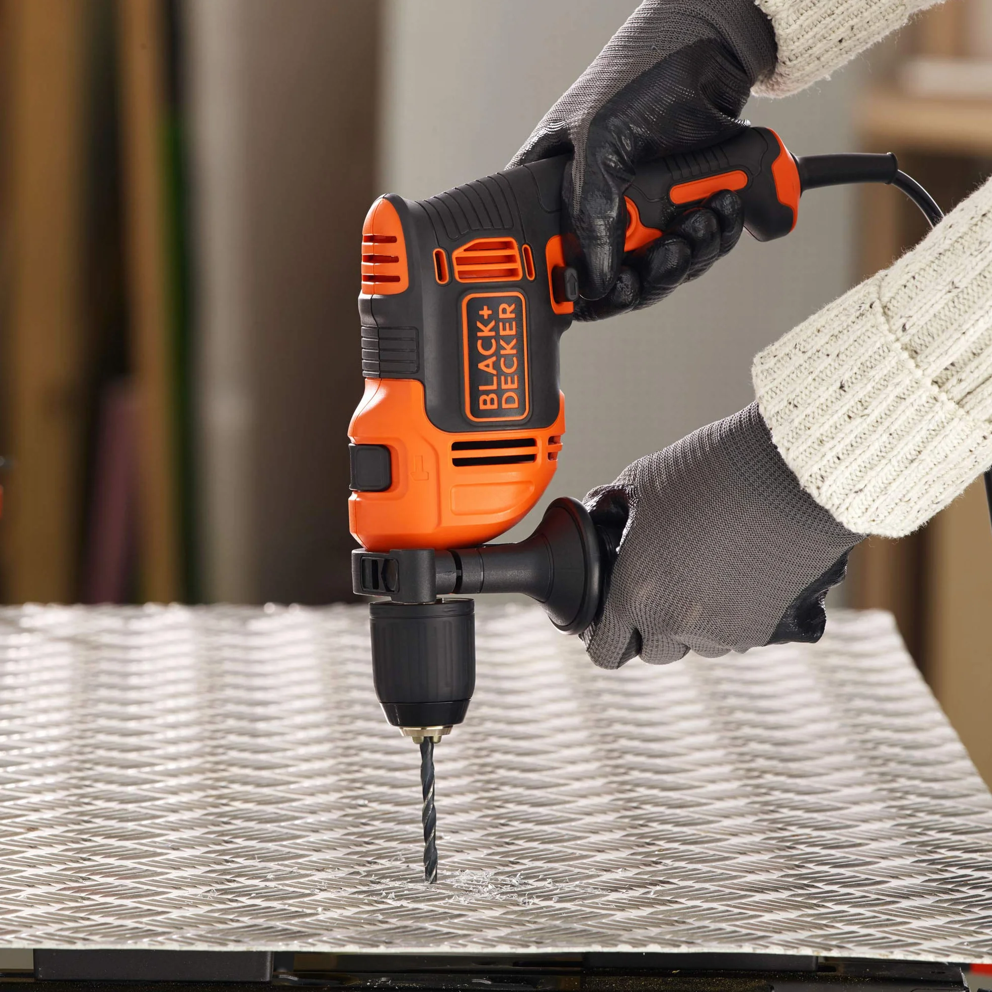 Black & Decker Wiertarka udarowa 710 W z etui BEH710K-QS