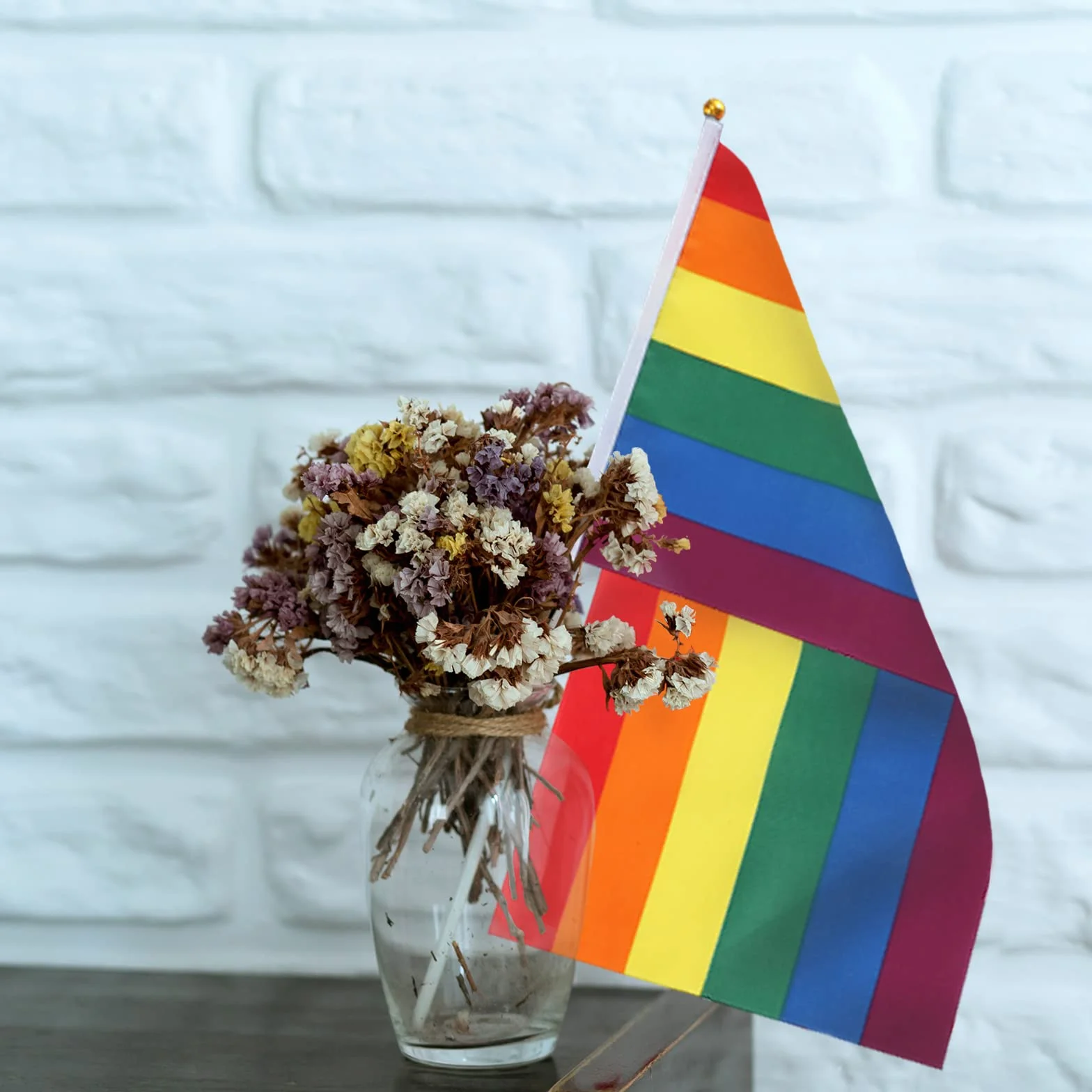 TRIXES Zestaw 15 sztuk tęczowych flag machających LGBTQ+ Pride NHS banery z patyczkami 20x28 cm