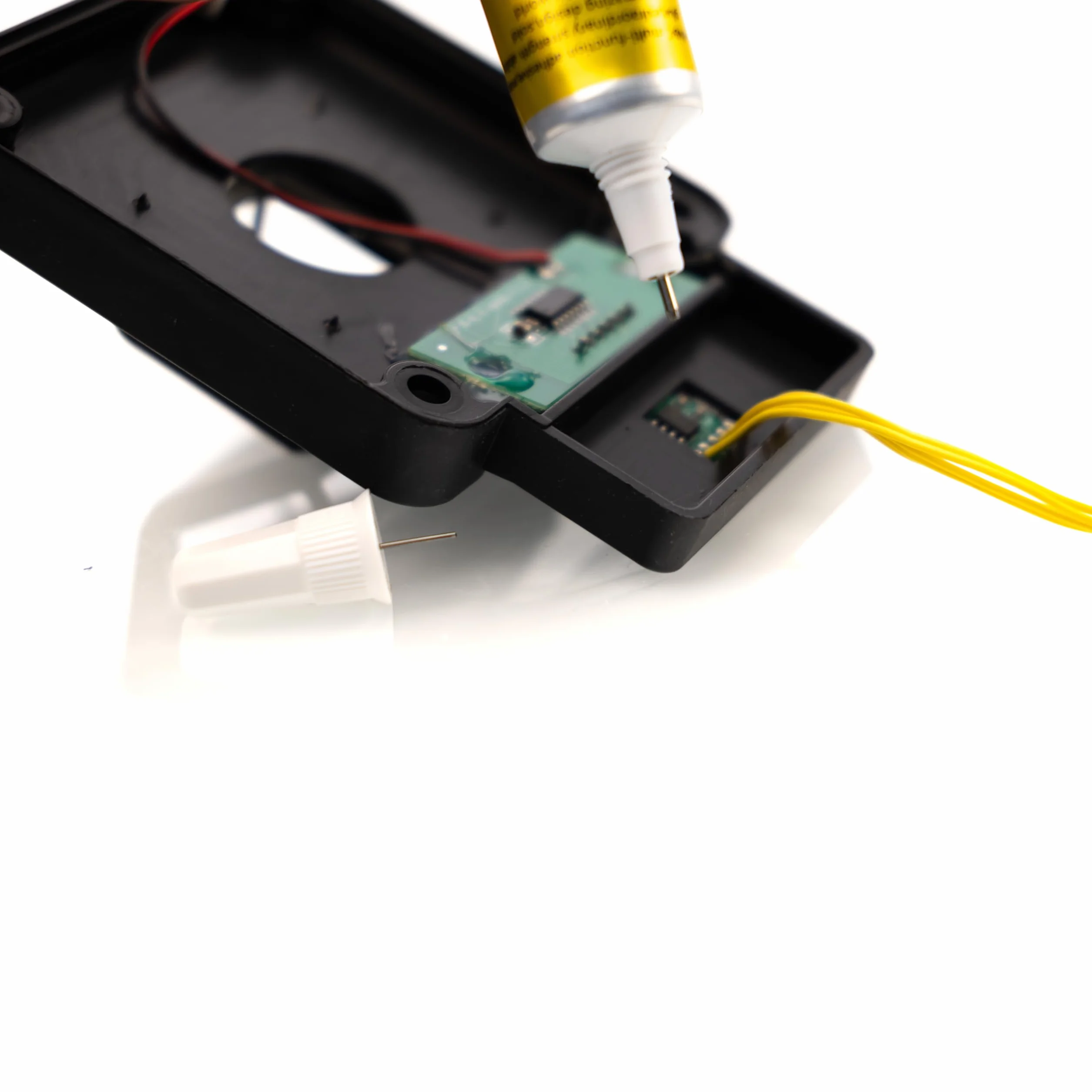 E-8000 – uniwersalny klej, 15 ml, półprzezroczysty, twardość 70-85A, utwardzanie 3-8 godzin, naprawa elektroniki, biżuterii i modelarstwa, klej
