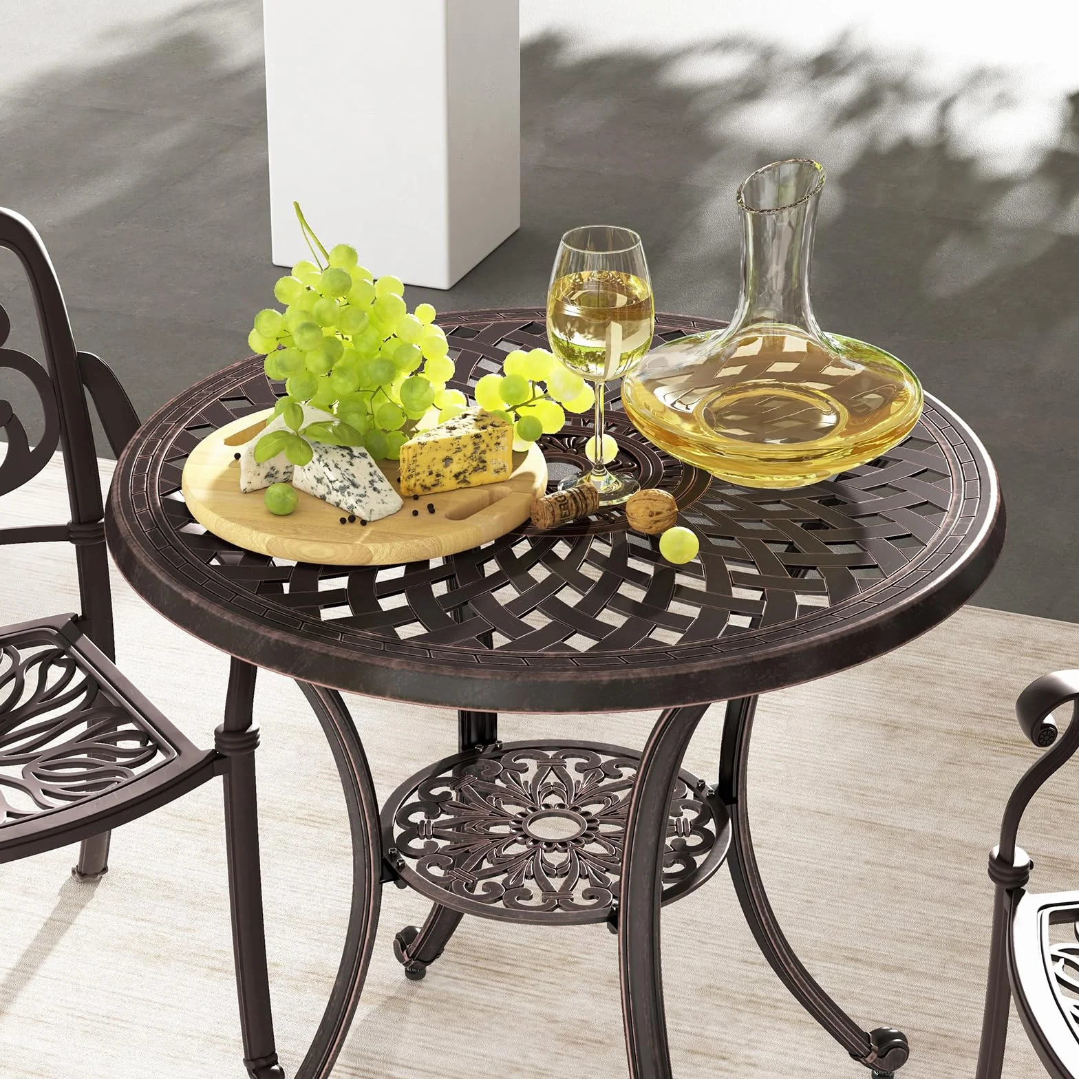GIANTEX Okrągły stół ogrodowy, Ø 79 cm, stół bistro z otworem na parasol o średnicy 5 cm i dolną półką, stół tarasowy z odlewu aluminium, odporny na warunki atmosferyczne, stolik kawowy, do ogrodu