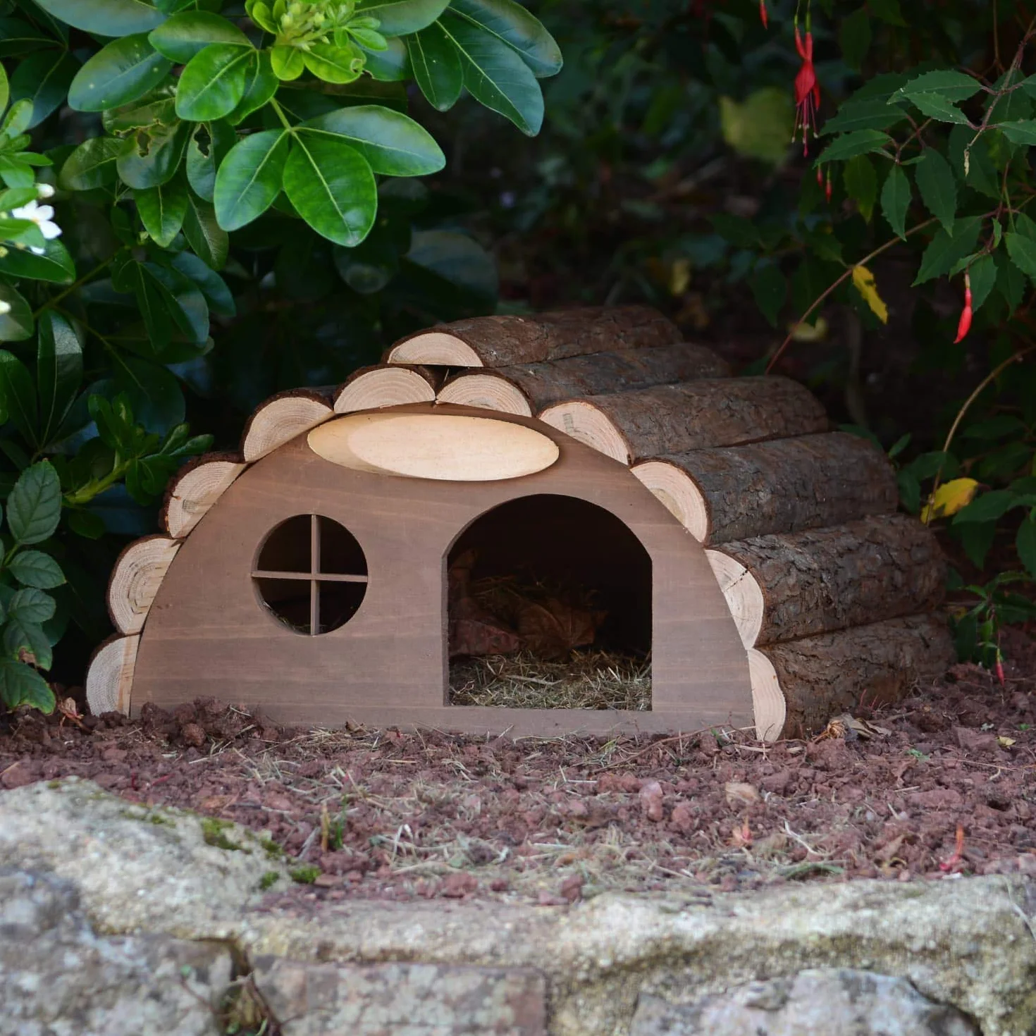 CKB LTD Drewniany Dom dla Jeża lub Świnki Morskiej - Schronienie na Zewnątrz - Hotel Może Być Używany w Domu Hibernacyjnym dla Schroniska Ogrodowego - 33,5 x 34 x 19 cm