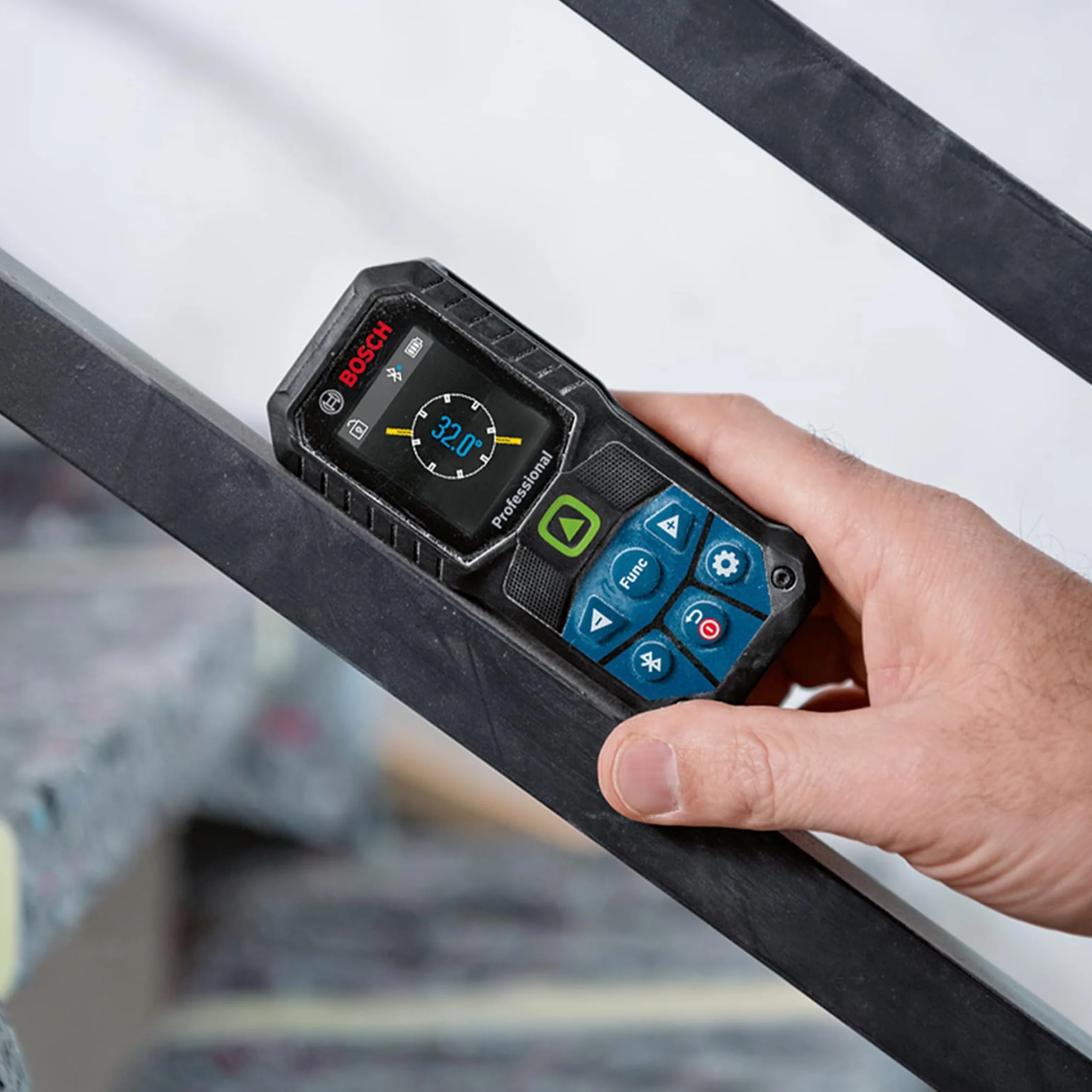 Bosch Professional Dalmierz laserowy GLM 50-27 CG (zielona wiązka laserowa, zasięg: do 50 m, wytrzymały, IP65, transfer danych przez Bluetooth, 2 baterie AA, uchwyt na rękę, pokrowiec)