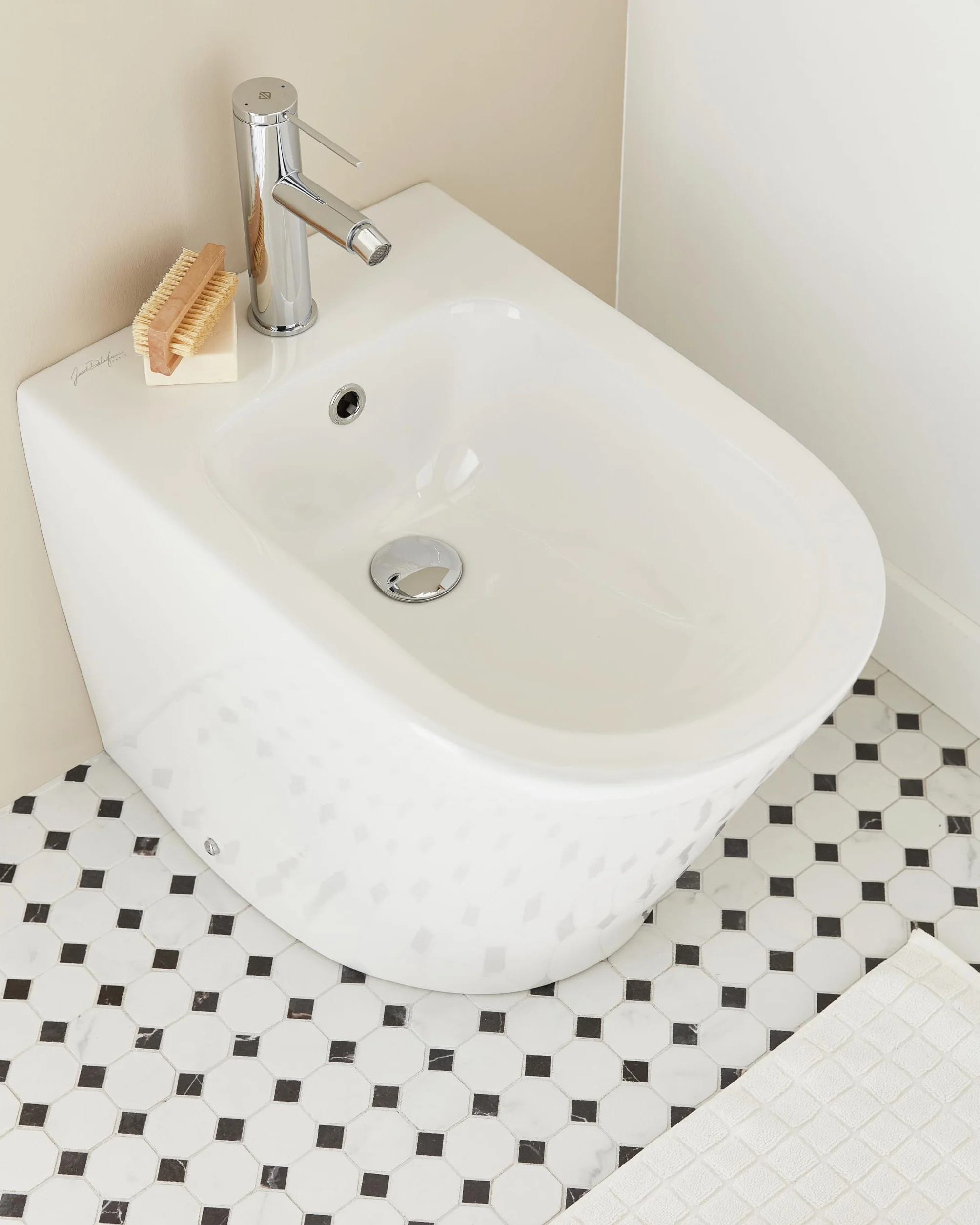 JACOB DELAFON Ceramiczny bidet do podłogi owiewka do ściany Łatwe czyszczenie i konserwacja Łatwa instalacja Kolor biały RODIN+ EBJ0002-00