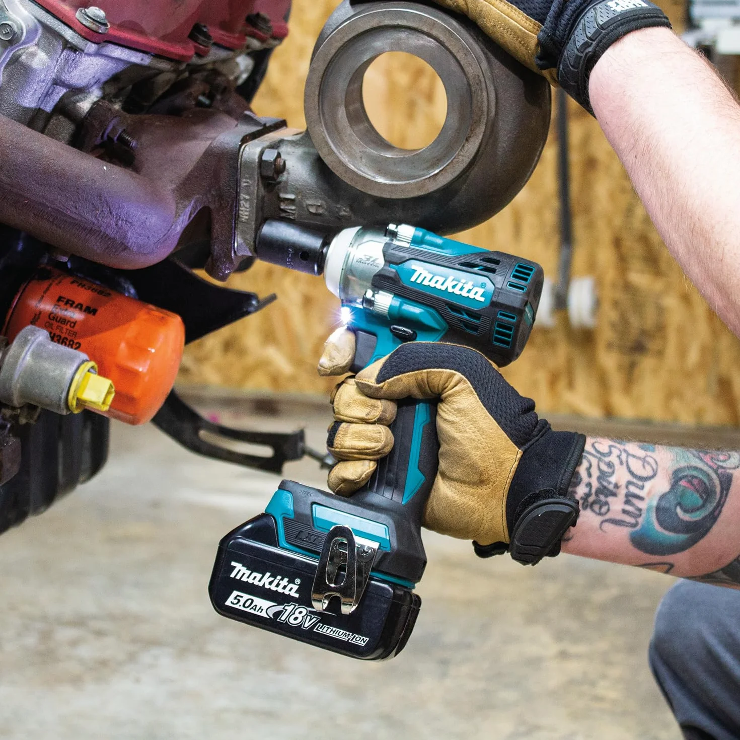Makita DTW300TJX7 akumulatorowa wkrętarka udarowa 18 V w zestawie szybka ładowarka DC18RC i 2 x akumulatory BL1850B 5,0 Ah + 14-częściowy zestaw końcówek udarowych (E-16586) w MAKPAC rozm. 2