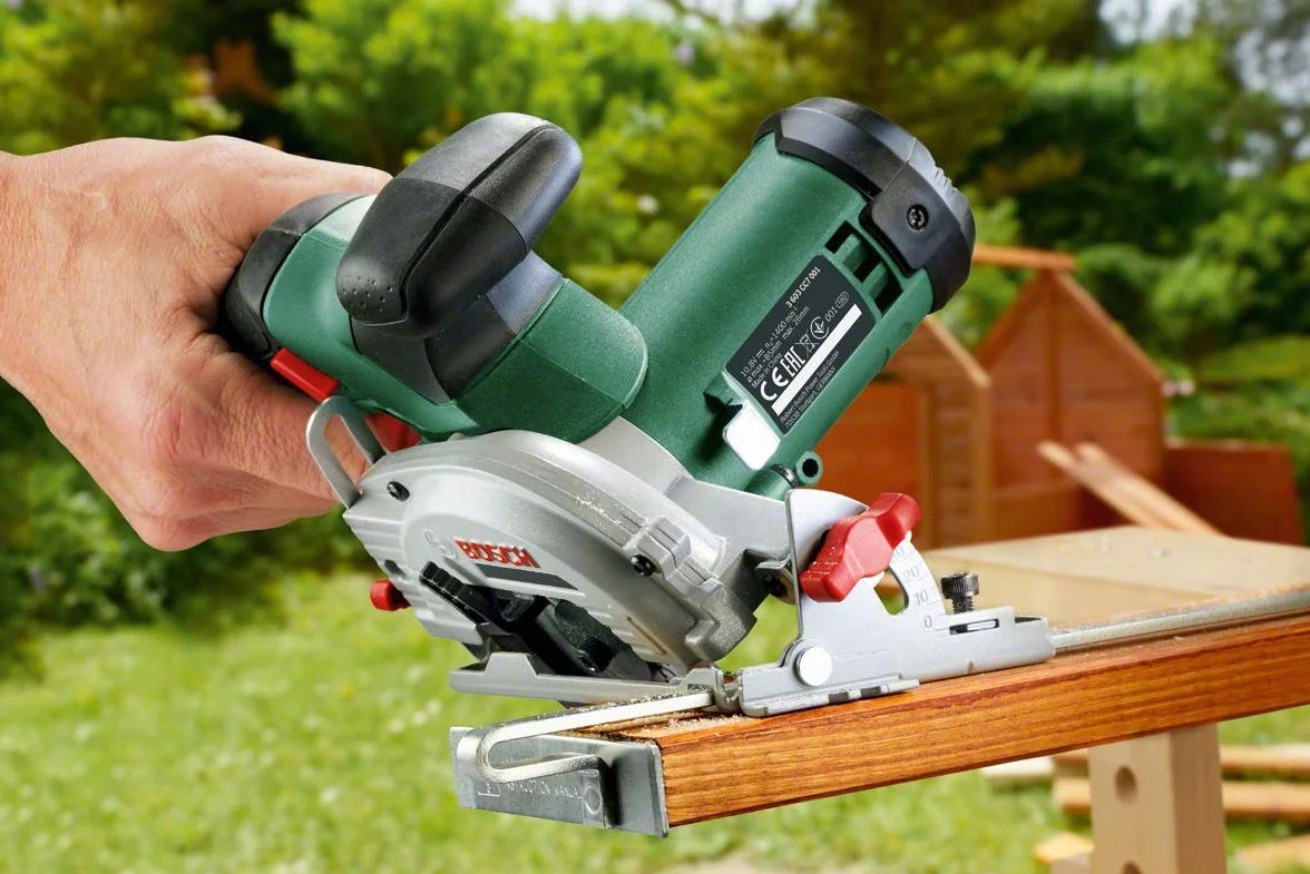 Bosch UniversalCirc 12 akumulatorowa mini piła tarczowa 12 V