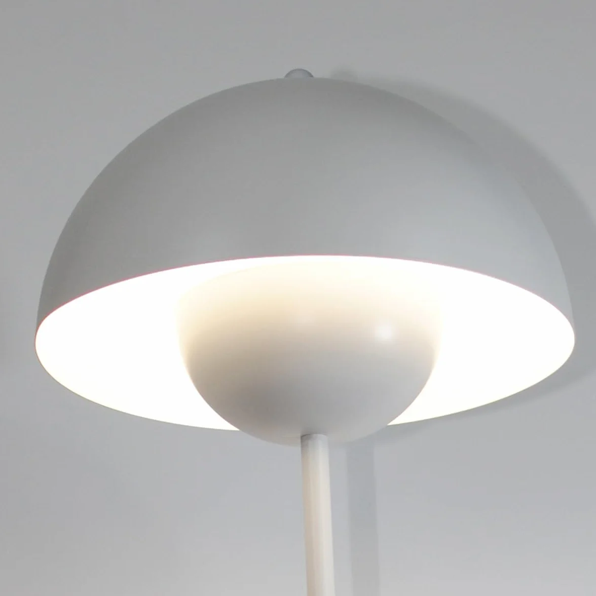 Alpinaluz Stalowa lampa podłogowa z wypukłym kloszem, styl skandynawski i retro, pośrednie oświetlenie skierowane w dół, gniazdo E27, przełącznik nożny, do salonu lub sypialni, biała